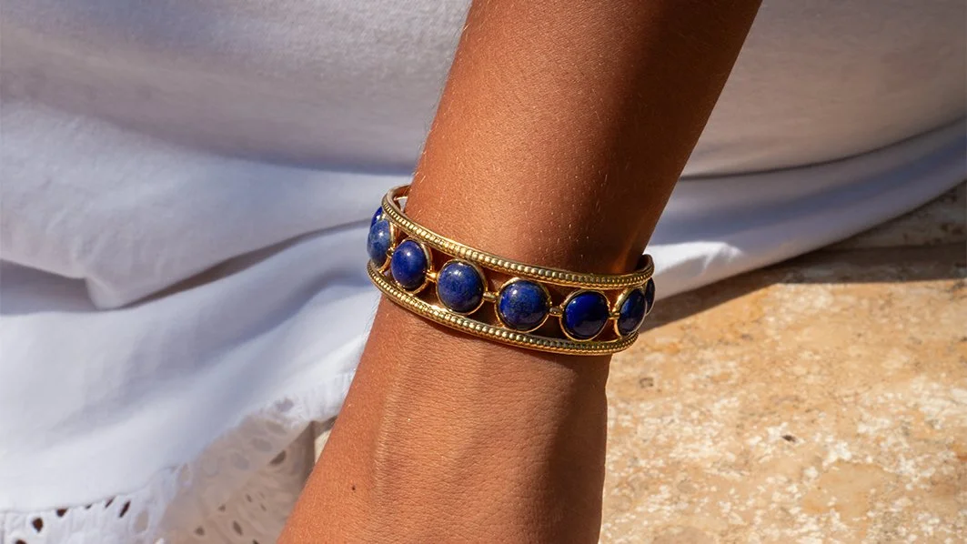 Gros plan sur les pierres de lapis-lazuli naturelles positionnées à la main sur le bracelet jonc Nefertari Syracuse