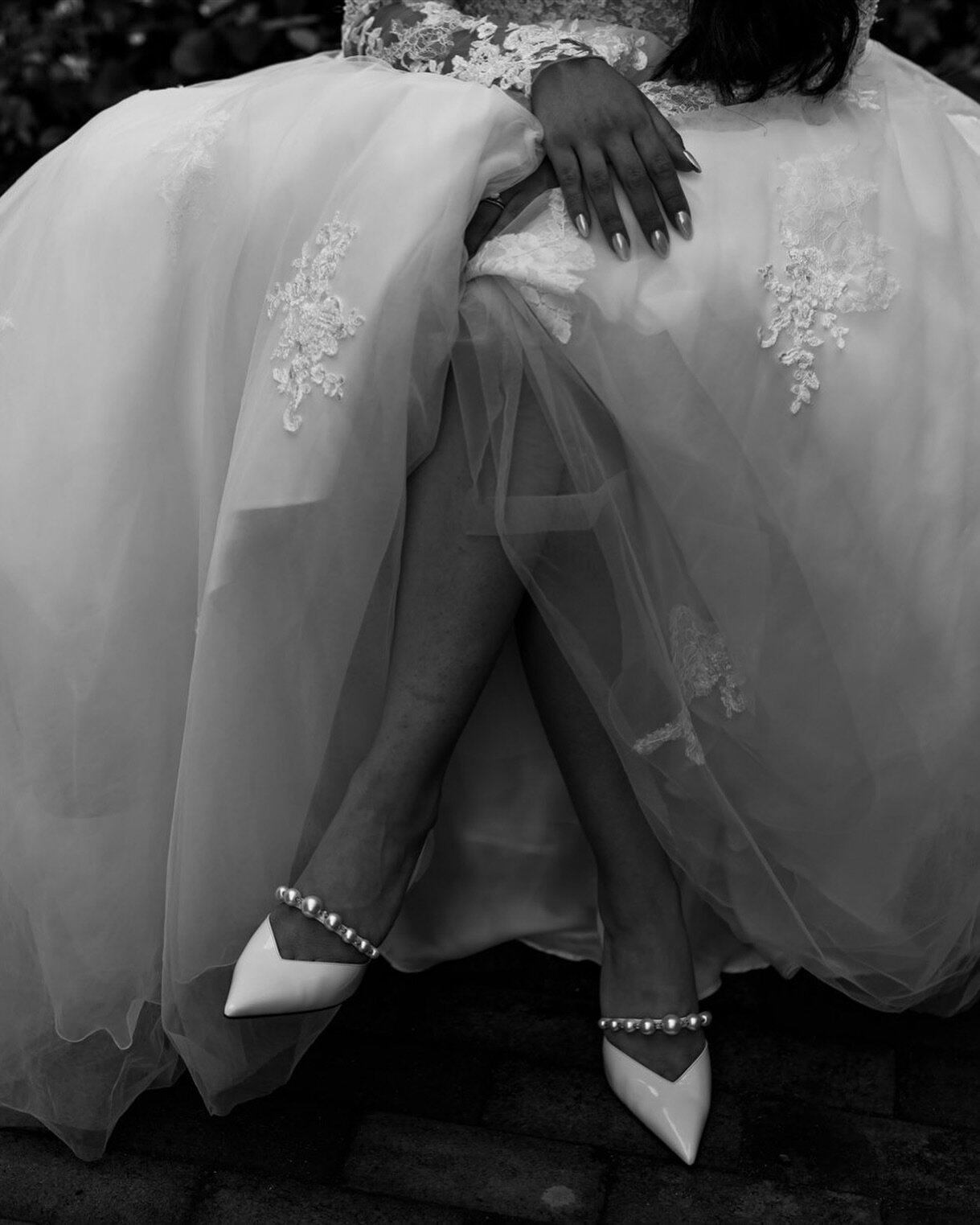 𝘐𝘵&rsquo;𝘴 𝘢𝘣𝘰𝘶𝘵 𝘵𝘩𝘦 𝘥𝘦𝘵𝘢𝘪𝘭𝘴 &bull; Classy and sassy 🖤
.
.
.
.
#jimmychoo #jimmychooshoes #jimmychooeyewear #weddingshoes #blackandwhitephotography #weddingdress #weddingphotography #blackandwhite #blackandwhitewedding #pronoviasbr