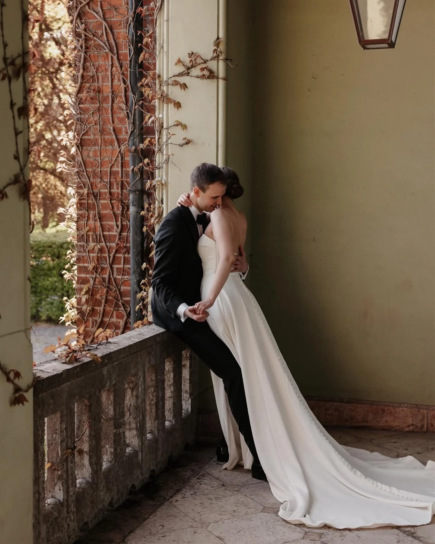 Lise &amp; Sander &bull; 11.05.24 🤍 
P&aring; l&oslash;rdag startet bryllupssesongen min igjen og jeg var heldig &aring; f&aring; dokumentere hele dagen til dette vakre paret! 

Solen skinte for Lise og Sander denne dagen og det ble mye latter, t&ar