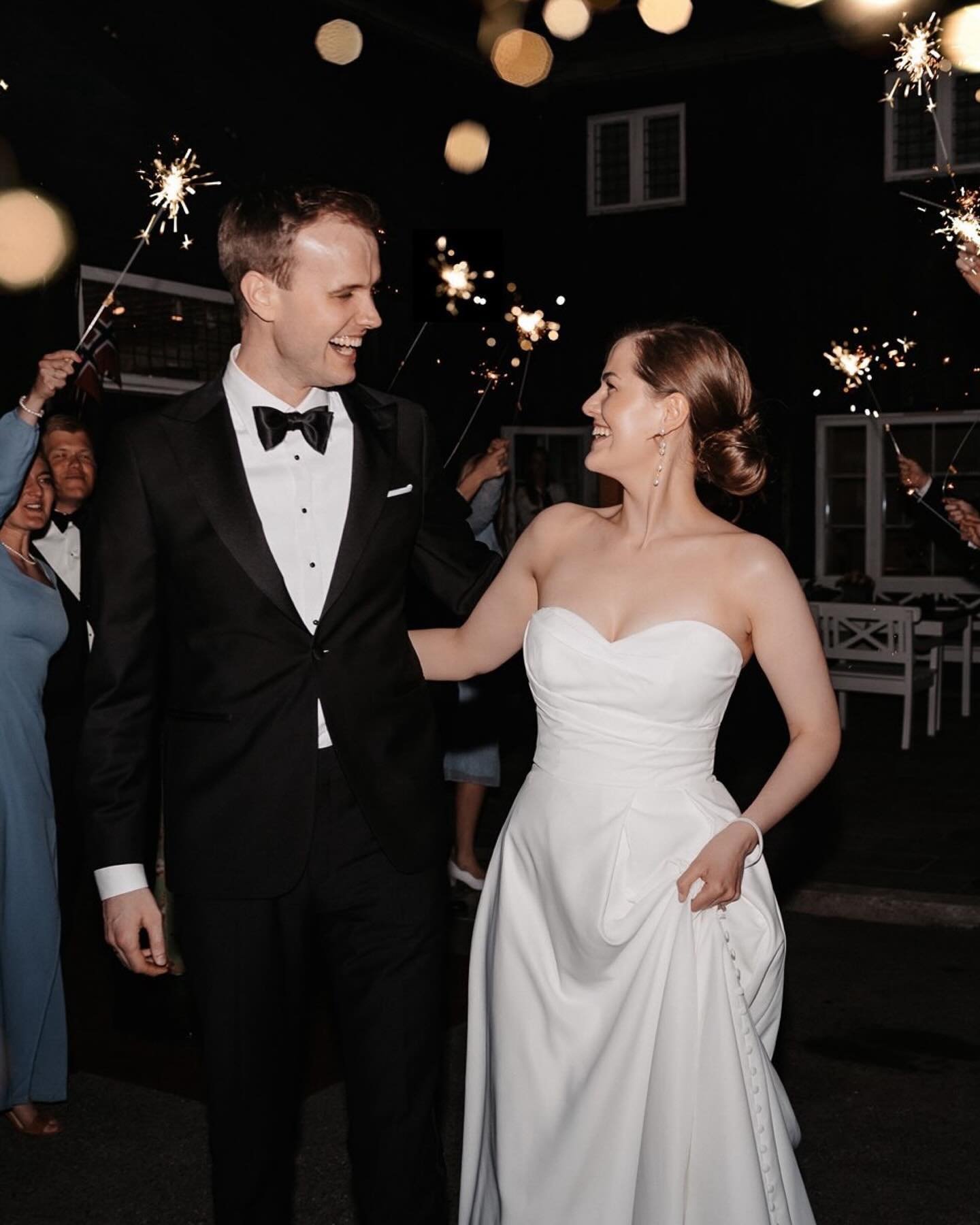 Say hallo to 𝗠𝗿 𝗮𝗻𝗱 𝗠𝗿𝘀 𝗖𝗼𝗮𝘁𝗲𝘀 𝗛𝗮𝗺𝗺𝗲𝗿𝘀𝗹𝗮𝗻𝗱! ✨ 11. mai kickstartet min bryllupssesong og Lise og Sander avsluttet sin dag med et stjerneskudd dryss f&oslash;r festen fortsatte inn i de sene nattetimer p&aring; @lysebu 🥳
.
.
.