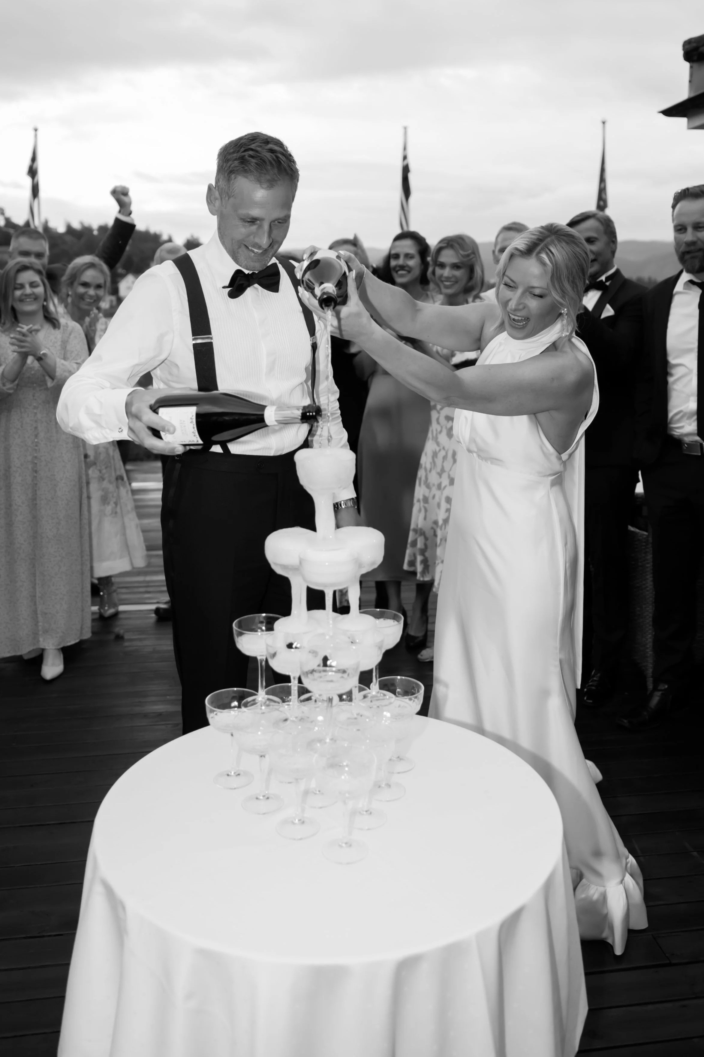 Opplev magien med et destinasjonsbryllup i det pittoreske Borgo San Luigi i Toscana, Italia. Victoria og Toms kjærlighetshistorie blir levende i denne romantiske settingen, fanget på kamera av den erfarne fotografen Håndlykken i Horten, Vestfold.