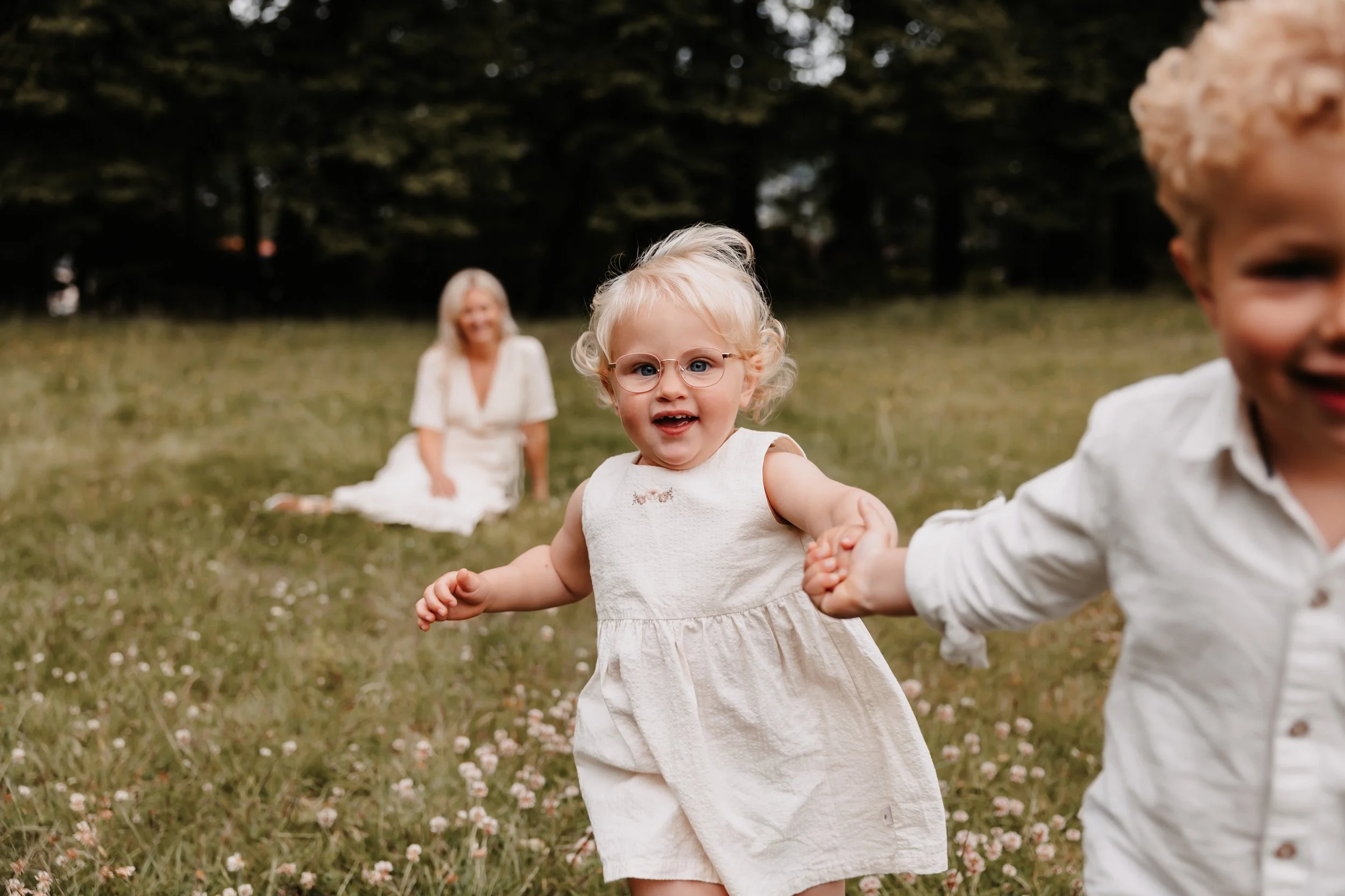 Naturlige familiebilder i Vestfold med fokus på ekte øyeblikk, lek, nærhet og historien deres. Familiefotograf i Horten, Vestfold – levende bilder og personlige portretter av familien slik dere er.