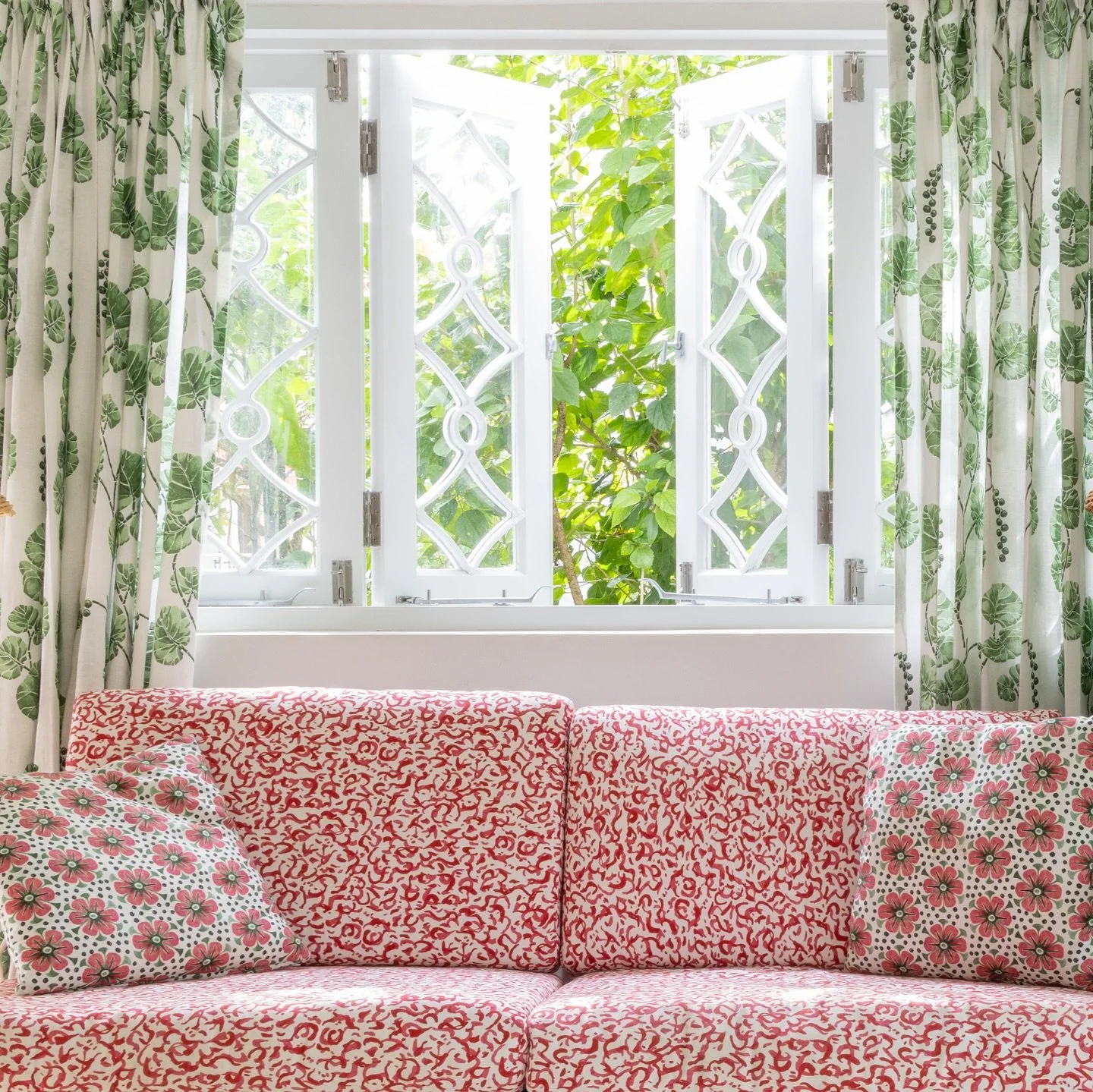 Between the gardens and the sea, clustered around the Great House, the Royal Circle Suites have fabulous views both of the sea and the gardens.