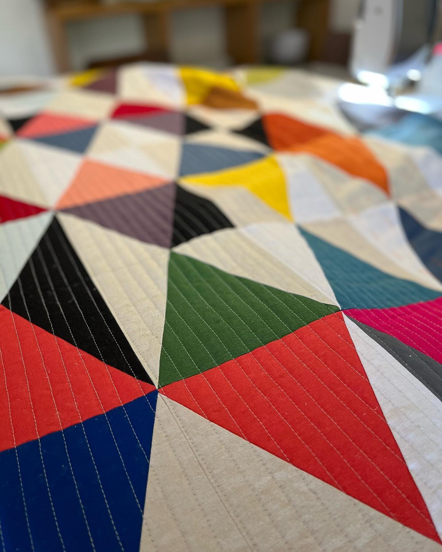 Sharing a sunny peaceful October morning with Cecilia.

#linenquilts #triangleinasquare #modernquilt #mqg #qgbimoderngroup #qgbiregion7 #sarahhibbertquilts #robertkaufmanessexlinen #raystitchlinen #paulsimoninspired