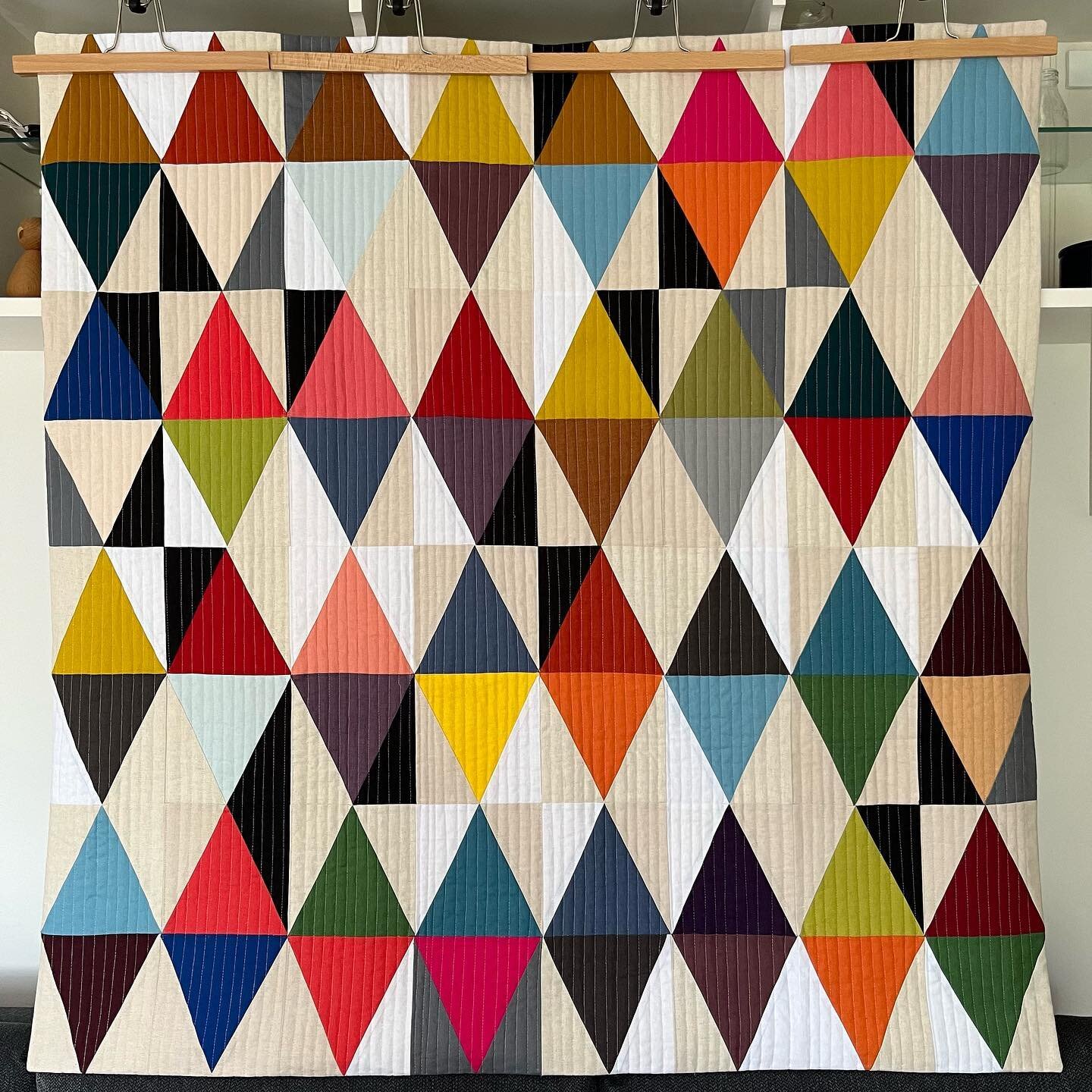 With Paul Simon playing loudly in the background, Cecilia and I spent the day getting her binding straight and all those loose ends tucked in. 

It really was a lucky dip of colours and no initial plan until I had all the blocks completed. I then mud