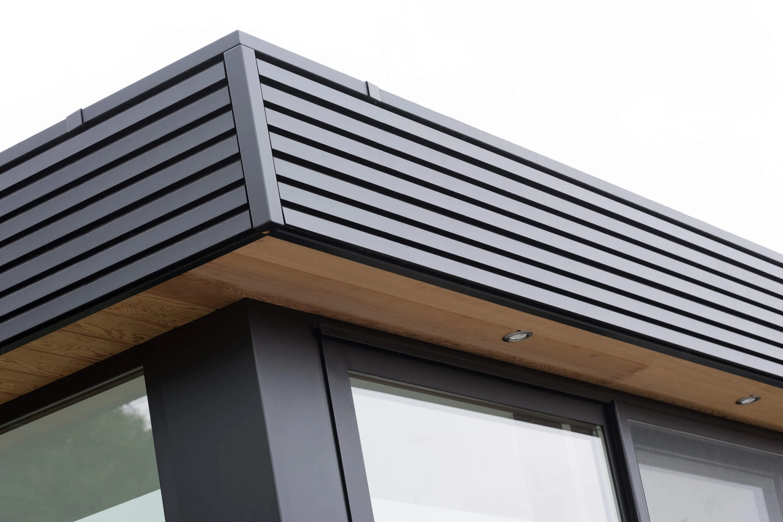 Nieuwe toepassing: veranda afgewerkt met aluminium dakrandoversteken