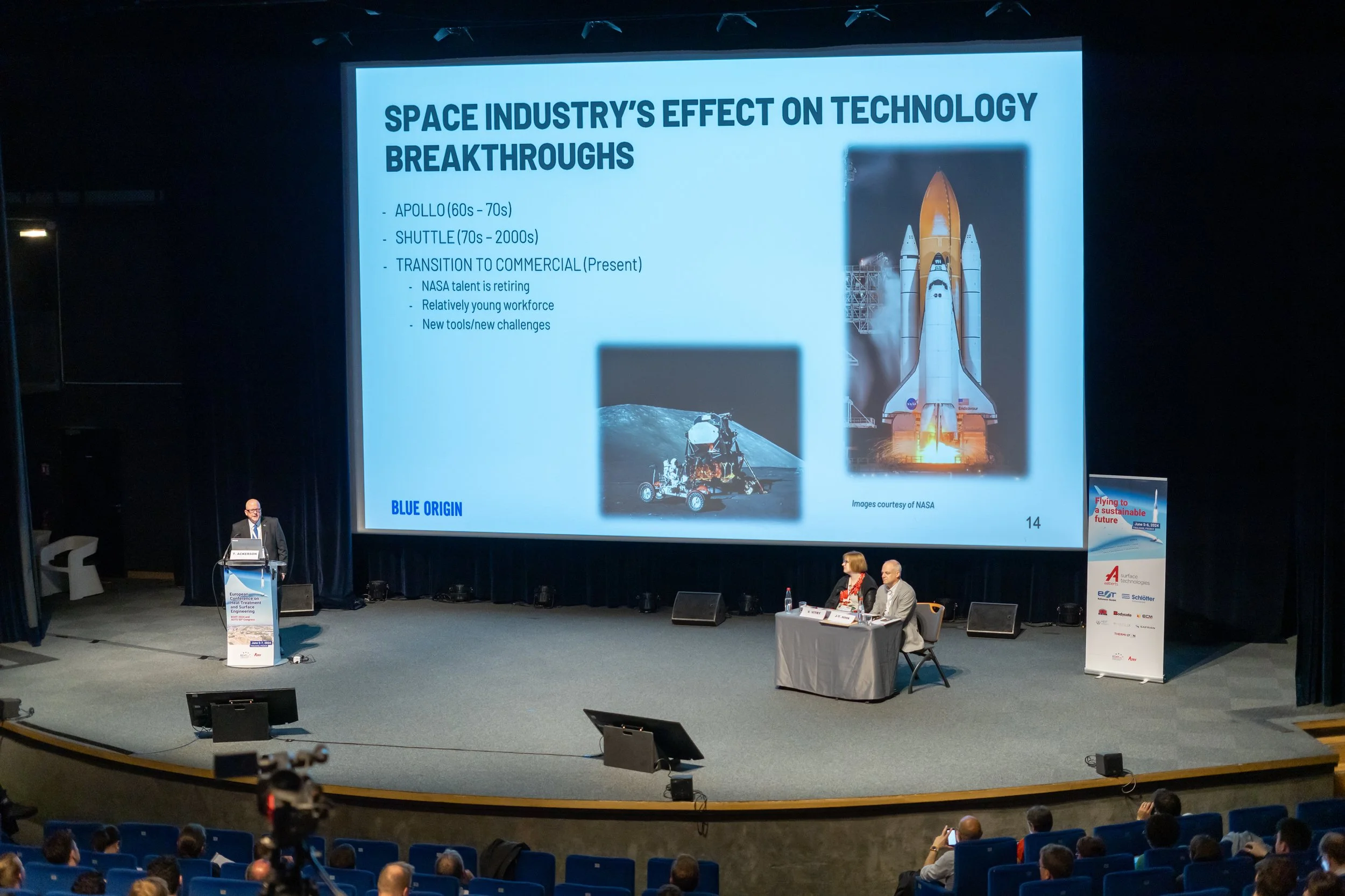 Conférence Blue Origin sur l'impact de l'industrie spatiale sur les percées technologiques, avec des diapositives sur Apollo, les navettes et la transition vers le commercial.