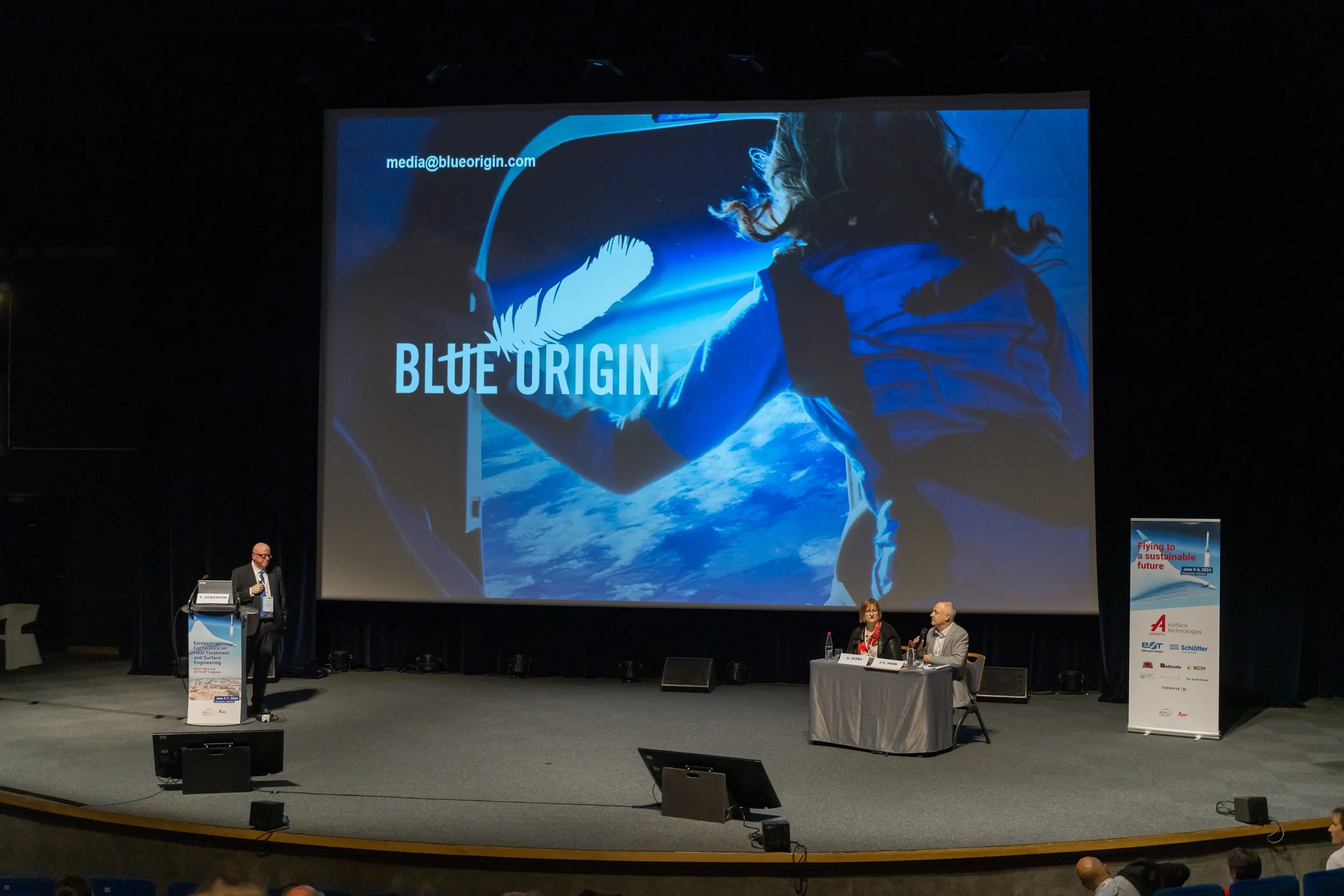 Présentation Blue Origin avec grand écran, intervenants et public