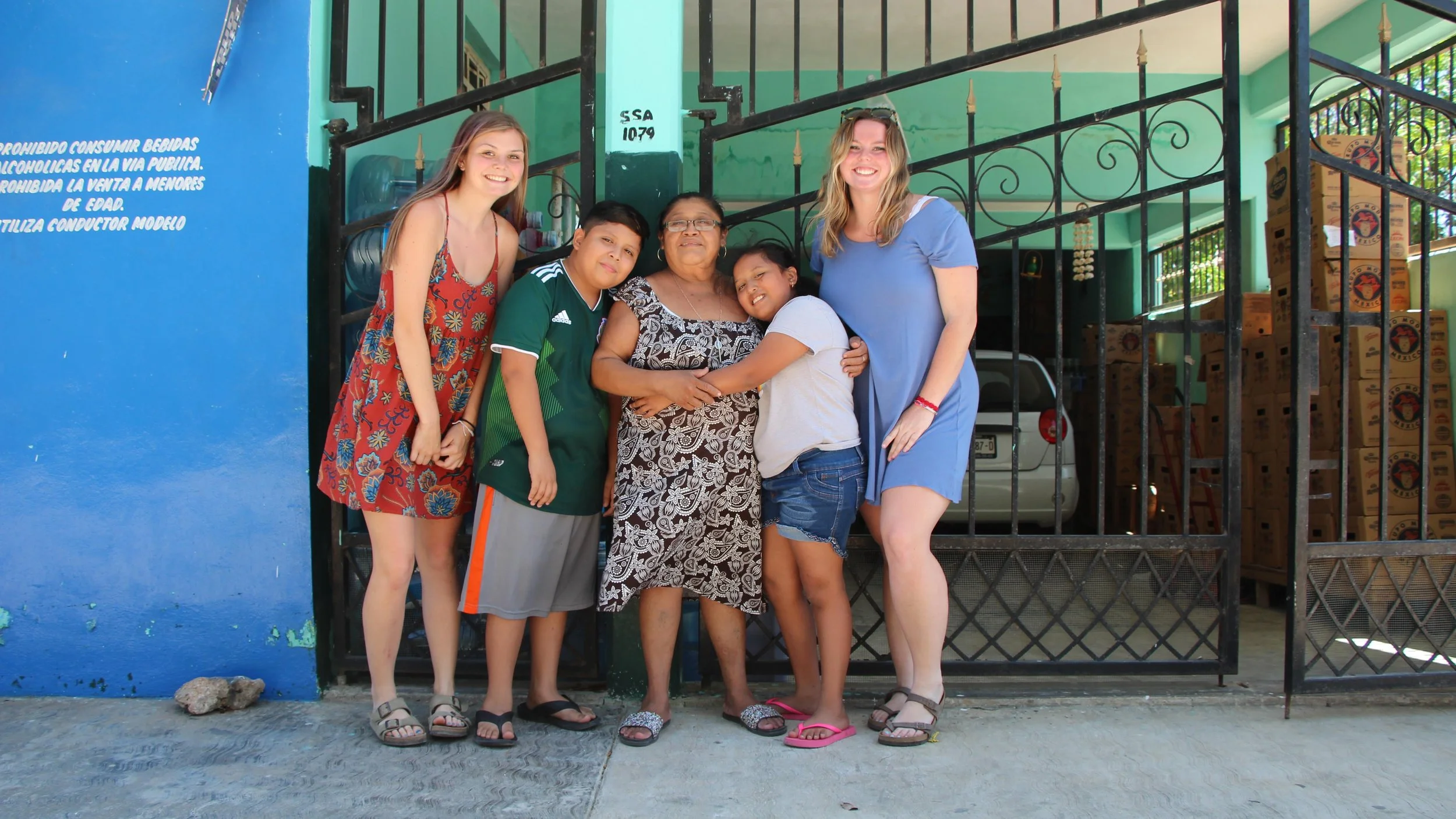 family de doña hilaria con estudiantes.jpg