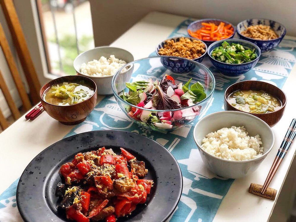 Japanese vegan dishes for dinner at home. 🍚✨I made a lot of small meal prep dishes today for next few days! Those are all vegan yet so flavorful!😋 we can enjoy them for a while 🎶 Okura, Red pepper, eggplant, Enoki mushrooms, Radish, tomato, spinac