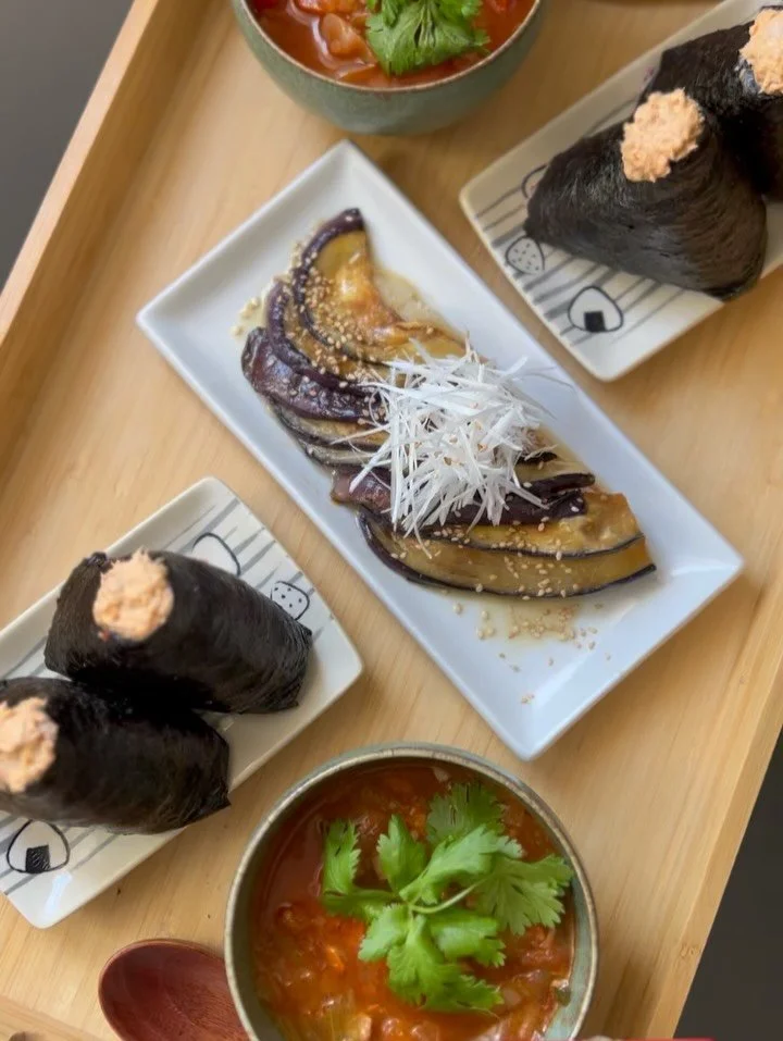 Japanese-style brunch at home today 🍙✨ Onigiri rice balls filled with chili mayo tuna (my husband&rsquo;s favorite!), a juicy eggplant &ldquo;shigiyaki&rdquo; with sweet &amp; savory miso glaze, and a bowl of leftover tomato soup with fresh coriande