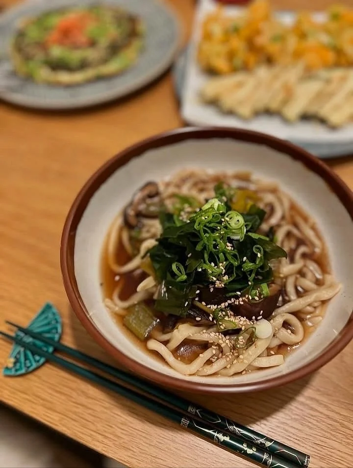 Such a fun evening cooking udon and okonomiyaki with these lovely people! 🧑🏻&zwj;🍳💕
We made Teuchi-style handmade udon noodles from scratch for the private cooking class the other day. 
The Teuchi-style Udon is so chewy, delicious, and nothing be
