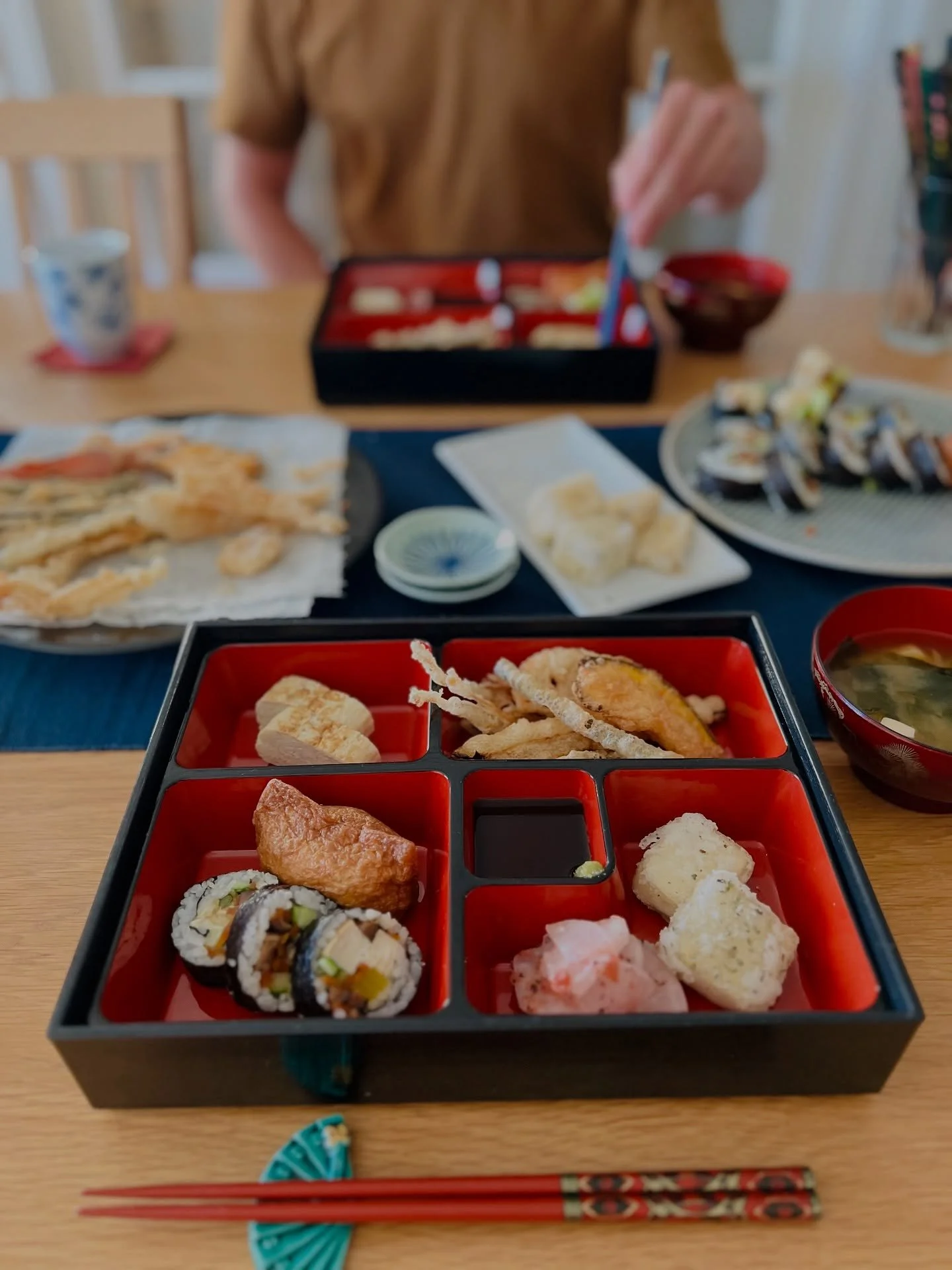 We had a private intensive Japanese cooking class where we prepared a full Bento meal🍱  we made the beautiful and delicious vegetarian sushi rolls, Inari sushi, Tempura vegetables, Agedashi-tofu, miso soup, Tsukemono pickled veggie salad, and Dashim