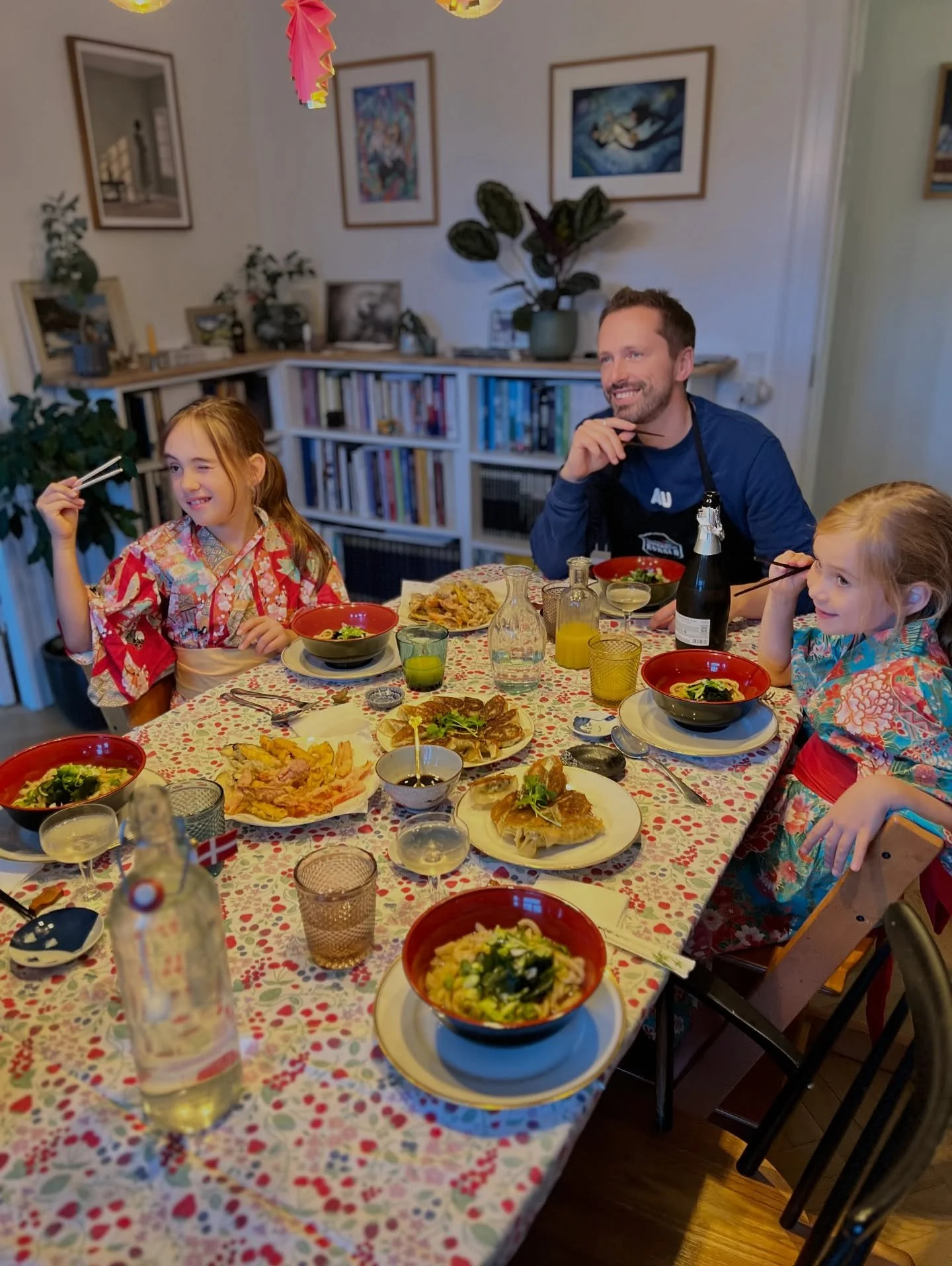It was such a wonderful family cooking session with this lovely family💕
I especially loved cooking with these adorable little chefs. They were so curious and full of enthusiasm! 👧🏻😆✨
It was also a surprise gift for their dad🎁, and it was so hear