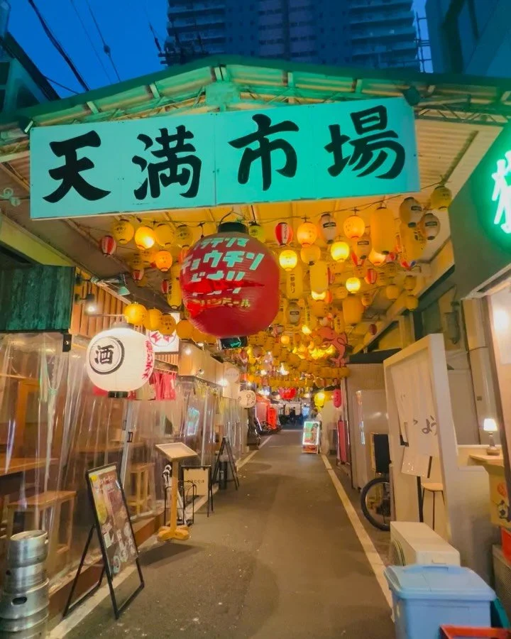 Japan trip in Osaka day3✨
5th pic of me!!!😆🔥 🔥 🔥 
I seriously don&rsquo;t think I&rsquo;ve ever experienced a downtown area like this before. Everything is compact, crowded, colorful, and full of energy. Tiny bars, restaurants, food stalls, loud 
