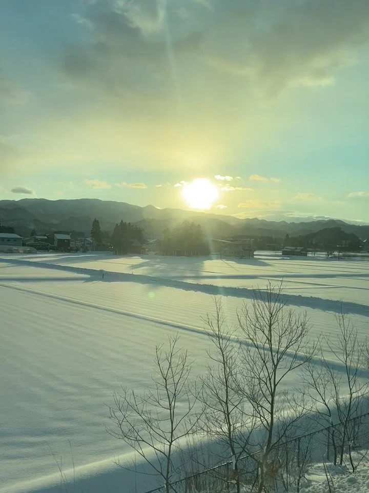 Beautiful winter sunset 🌅 My hometown Yamagata in winter is truly breathtaking.❄️ In the morning, the mountains, snow-covered houses, and golden light make everything look magical. We are completely surrounded by mountains 🏔️
It&rsquo;s cold in win