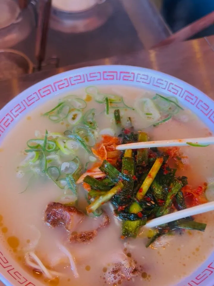 I went to a standing-style ramen shop in Dotonbori(道頓堀), Osaka during my holiday🍜🍜🍜
Even though it&rsquo;s such a busy, touristy area, it wasn&rsquo;t crowded by chance. So lucky!💪✨
Simple tonkotsu-based soup with thin, straight noodles. You can 