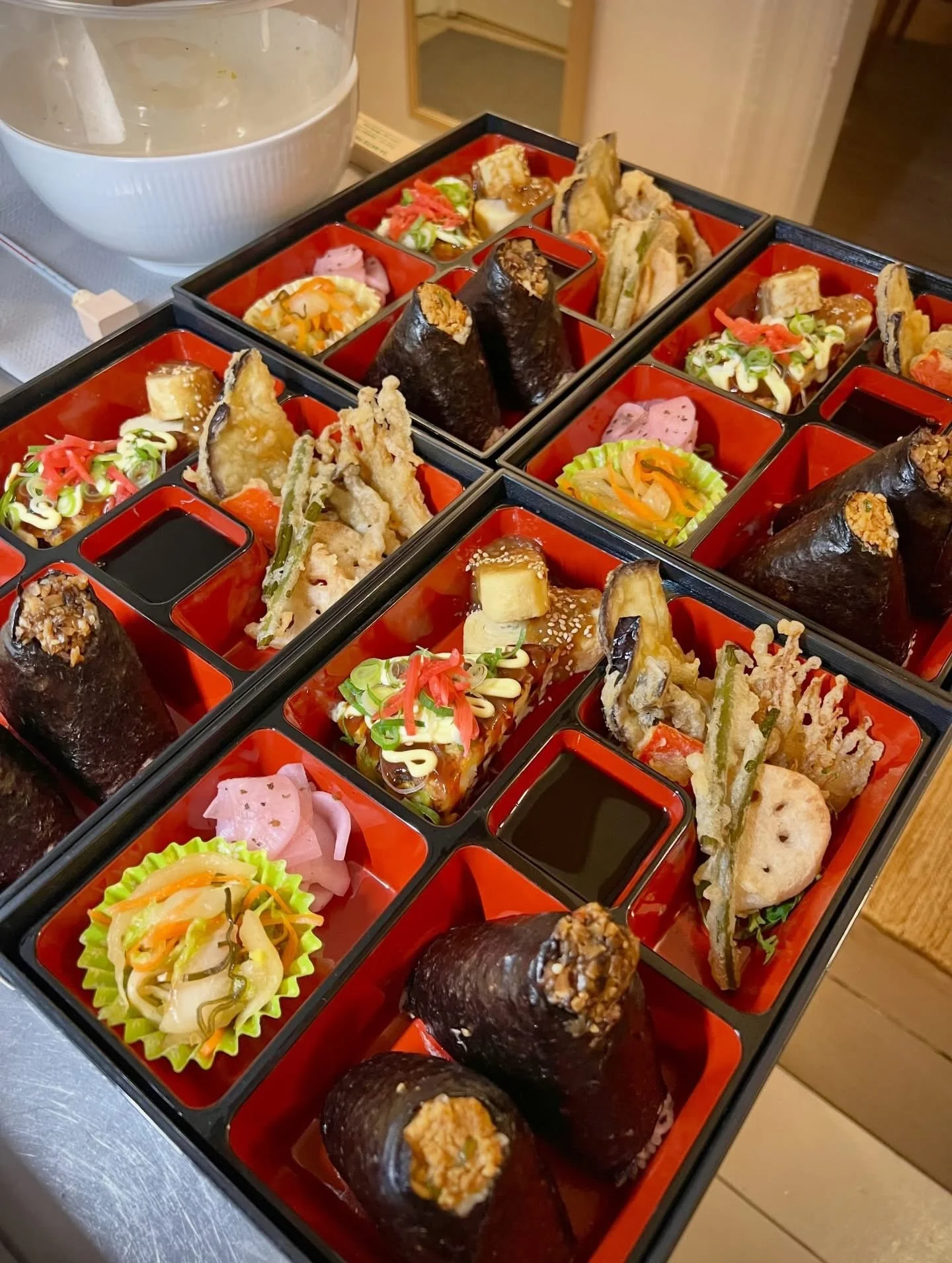 Japanese vegetarian full meal bento box with a spicy hotpot soup for their cozy friends&rsquo; gathering 🍱🥂✨
The bento includes two different flavors of onigiri, tsukemono pickled vegetable salad, okonomiyaki, dashimaki rolled omelet, and vegetable