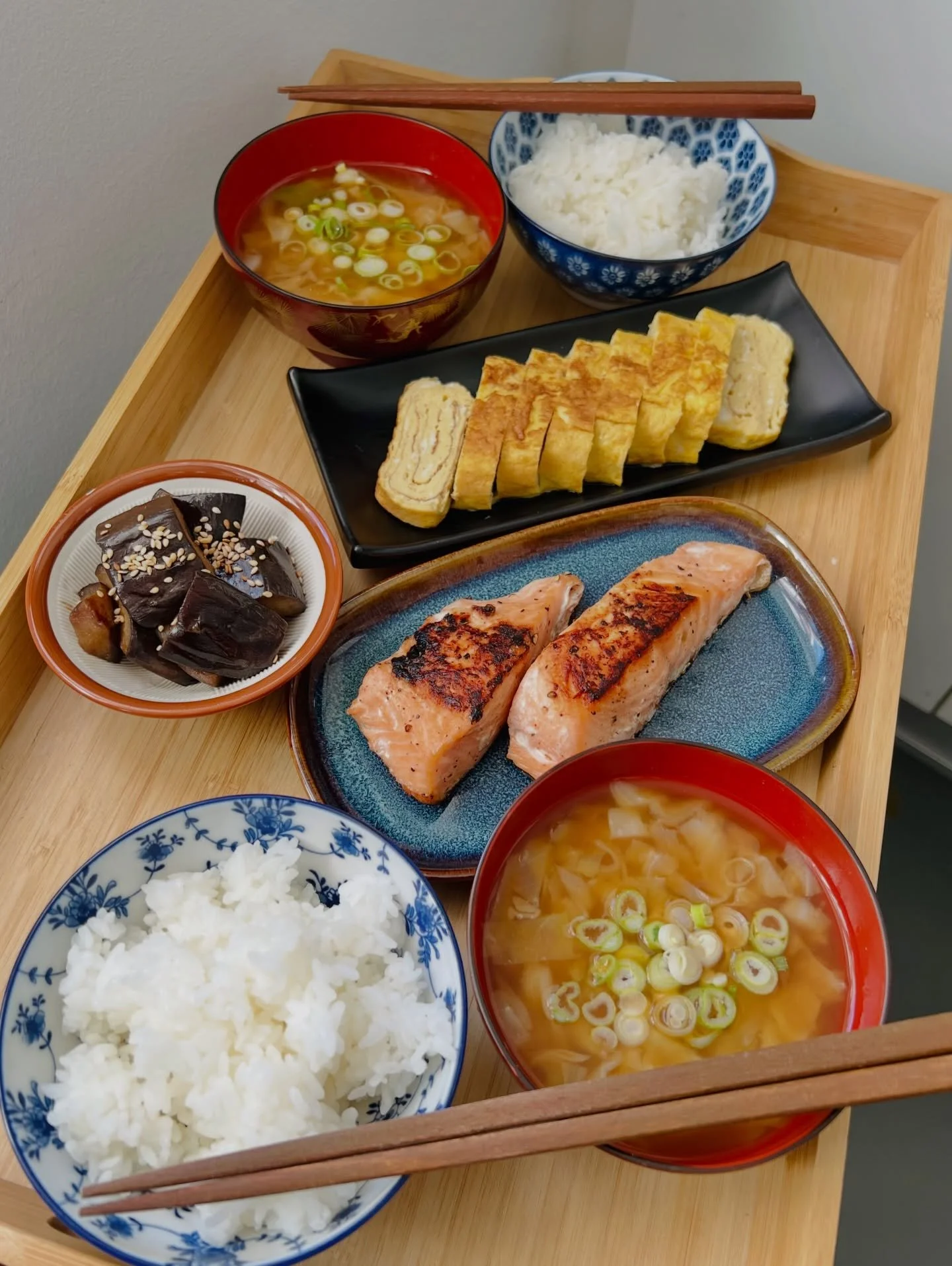 Today&rsquo;s comfort breakfast / brunch🌅
Nothing beats a cozy Japanese Asa-gohan ( classic breakfast )morning 💪✨
Steaming rice, grilled salmon, homemade tamagoyaki, eggplant salad, and miso soup.🍚🥢

Simple ingredients, yet somehow your body says