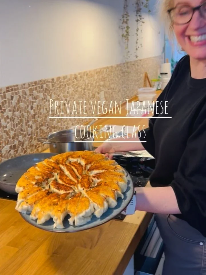 The moment of truth! The best part of making pan-fried gyoza at home? The flip! It&rsquo;s so satisfying🥟🥟🥟 Look at that beautiful golden crisp😋✨Super well done👏
We had such a lovely private vegan Japanese cooking class 🧑🏻&zwj;🍳
We made juicy