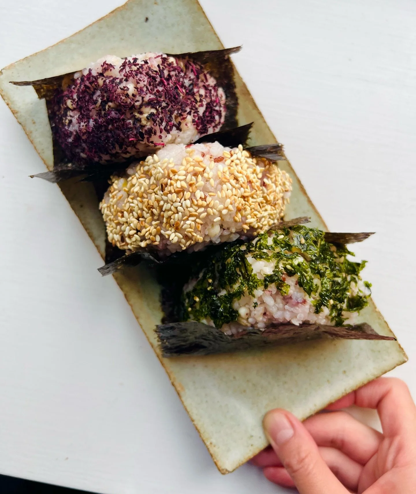 Onigiri rice balls with mixed grains 🍙🍙🍙✨
When I cook Japanese rice, I like to add different kinds of grains. It makes the rice so colorful and much more nutritious.🍚💛

Today I made tuna mayo onigiri and umeboshi (pickled sour plum) onigiri with