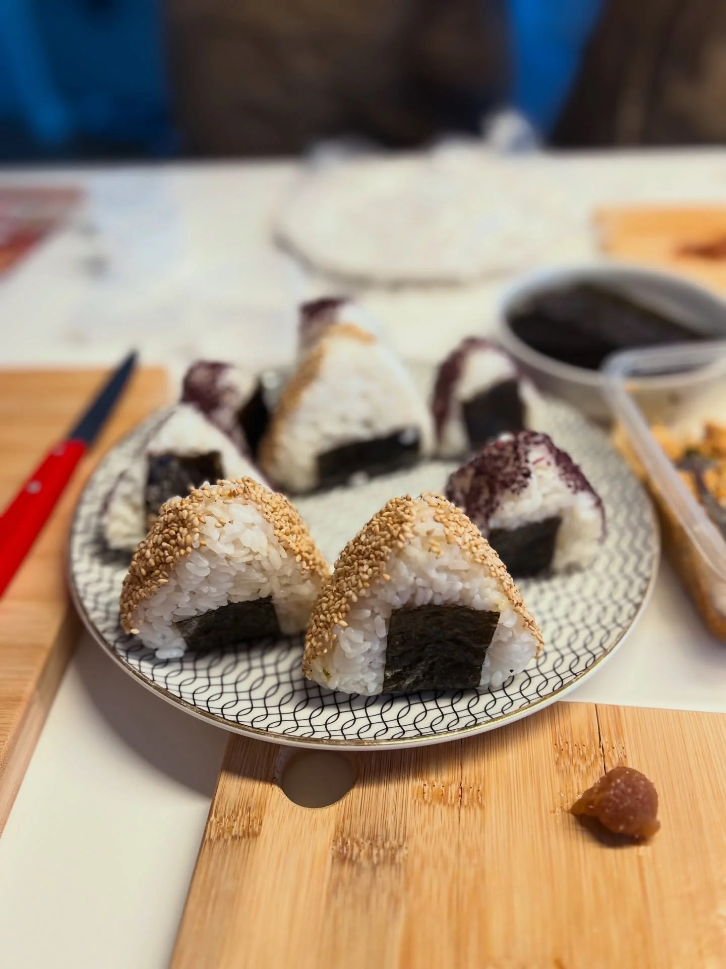 So many small, cute onigiri 🍙🍙🍙💕

We made two delicious flavors:
Umeboshi ( sour plum pickles ) with Yukari flakes, and savory miso tofu with roasted sesame seeds. 
Both flavors turned out so delicious.😋

I found it really nice that making small