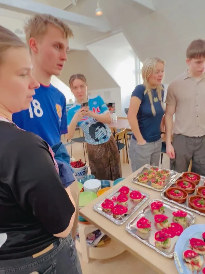 Look at these beautiful and creative Chirashi-sushi they made 🍣✨
Cooking with 50 students from @suhrs_hojskole was such a lovely experience.
I&rsquo;m so proud of them! Their enthusiasm and energy in the kitchen were truly inspiring 👏👏👏

I chose 