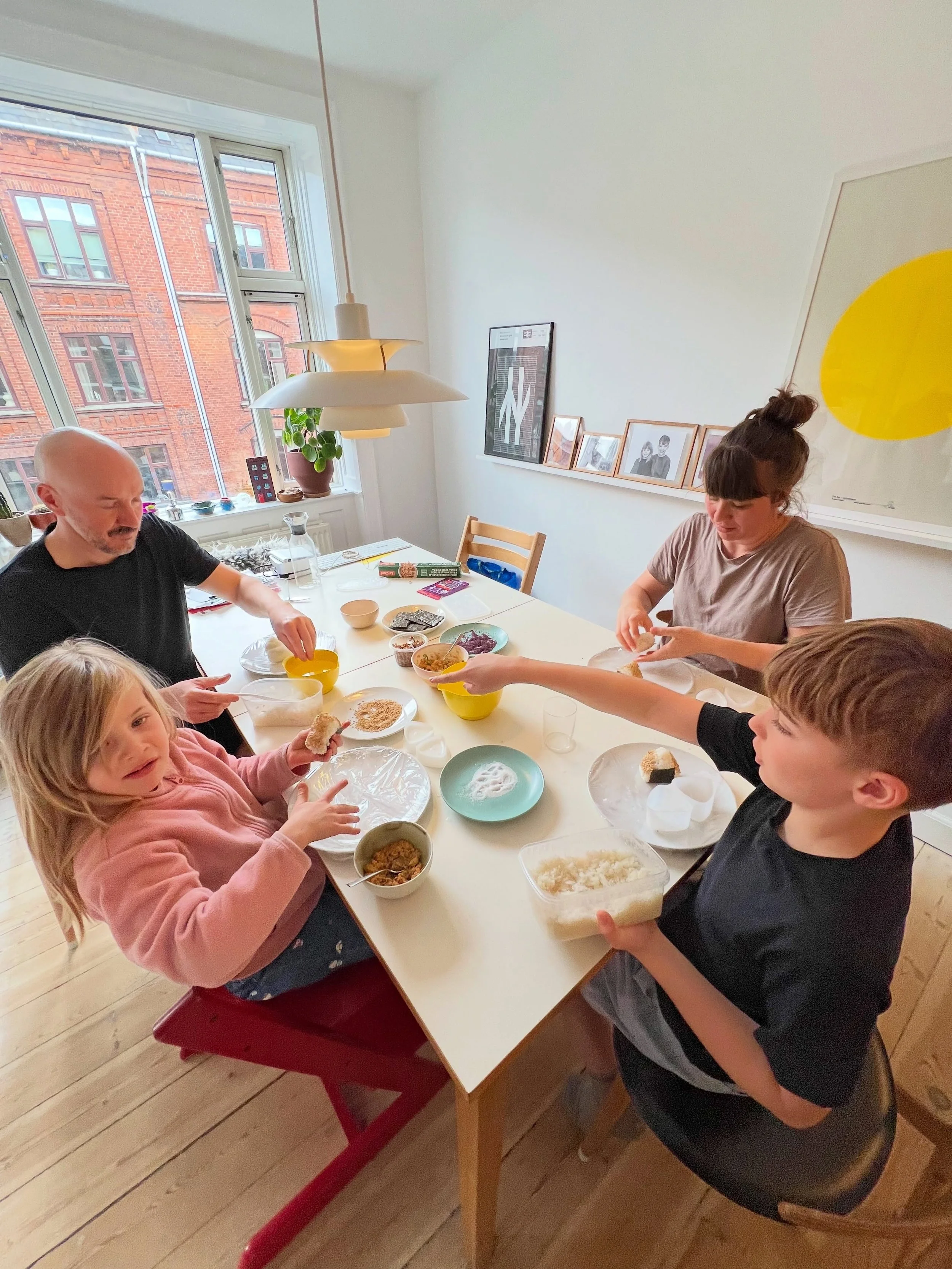 Such a wonderful private home session with this sweet family ✨
We spent the afternoon making handmade udon noodles, tempura vegetables, and onigiri rice balls together🍜🍙✨
The kids were full of energy and curiosity the whole time 👧🏻💛Their happy f
