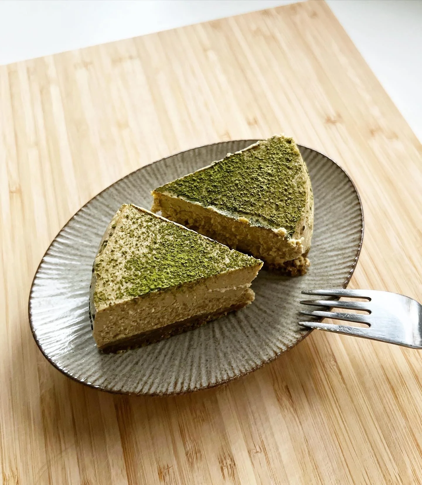 Homemade matcha cheesecake 💚🍵
Creamy, rich, and dangerously addictive 😍✨
The deep matcha flavor with the smooth cheesecake texture is simply irresistible ☺️🍰