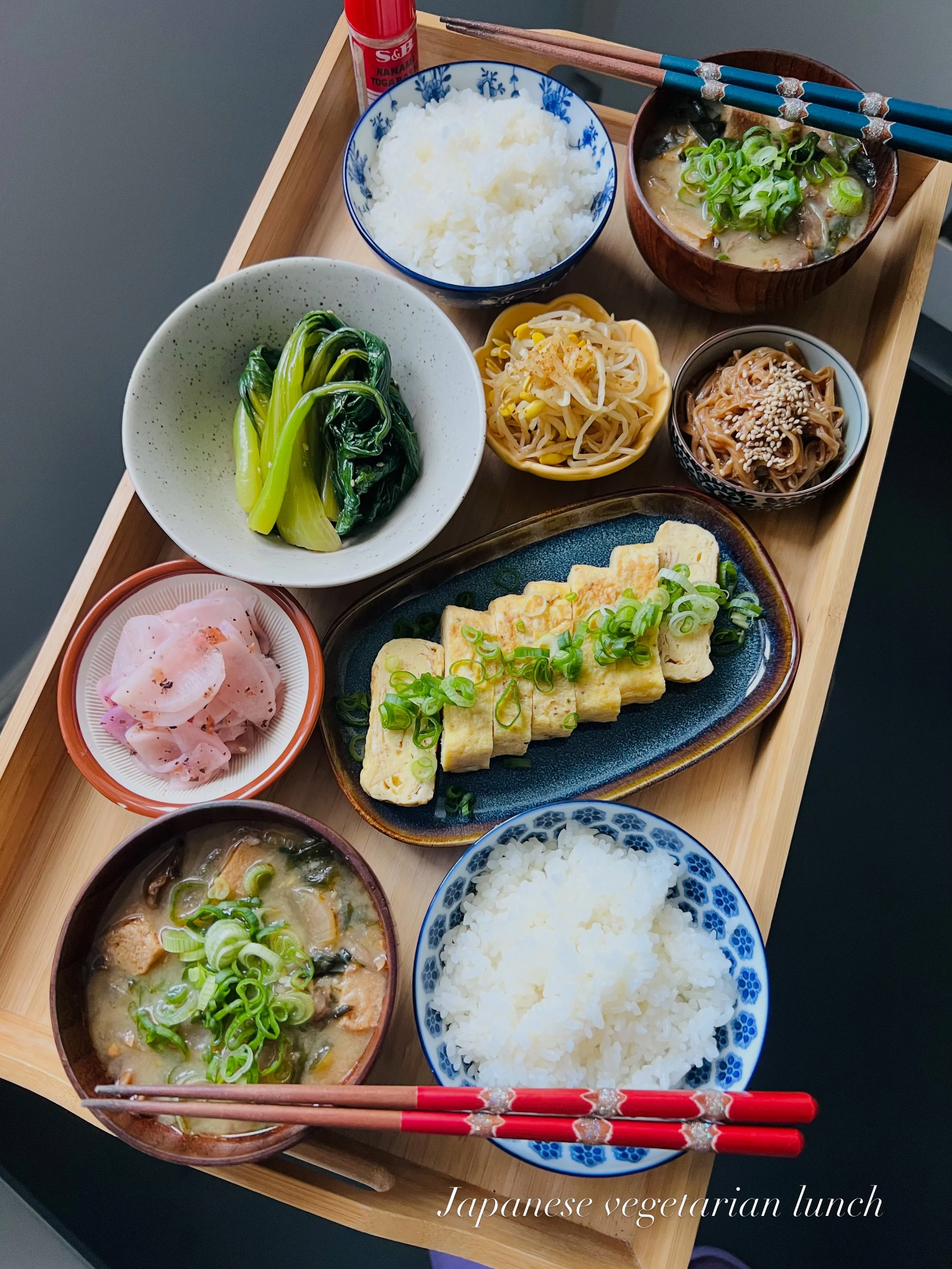 Japanese vegetarian comfort lunch at home 🥢✨
Simple vegetarian dishes, warm miso soup, and lots of side salads &ldquo;Jōbisai&rdquo; from the fridge💚
I love making little Jōbisai dishes ahead so I can mix and match meals like this🥬

・Japanese roll