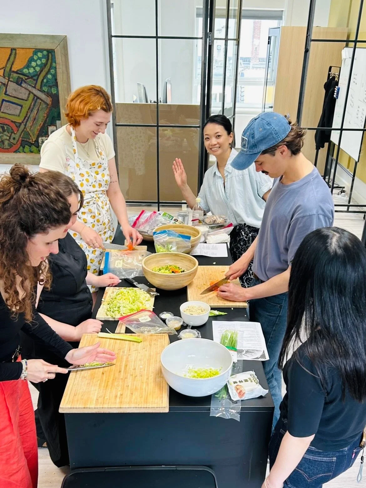 What a fantastic private cooking class for a team-building event! 🥟💕
Such an international team with great energy and wonderful teamwork.👏✨
We made Okonomiyaki, pan-fried gyoza dumplings, and tsukemono salads together, and the atmosphere was fanta