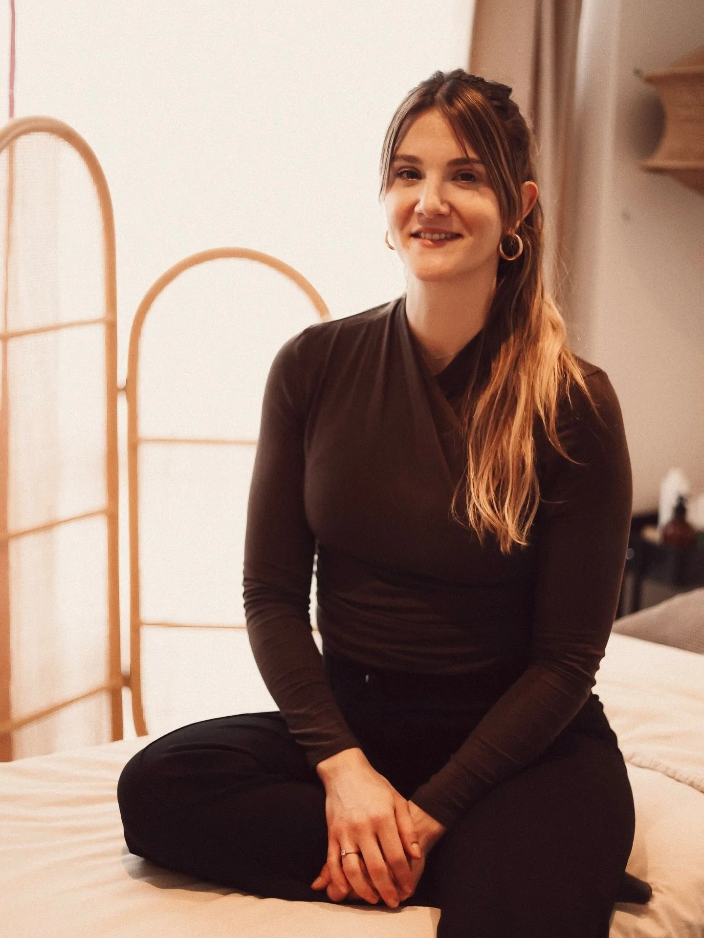 PR&Eacute;SENTATION 

Manon, 34 ans &ndash; esth&eacute;ticienne depuis 2009. ✨
Fondatrice et formatrice chez Alma acad&eacute;mie 🤎

Tr&egrave;s t&ocirc;t anim&eacute;e par une soif d&rsquo;apprentissage et d&rsquo;excellence, elle est &eacute;lue 