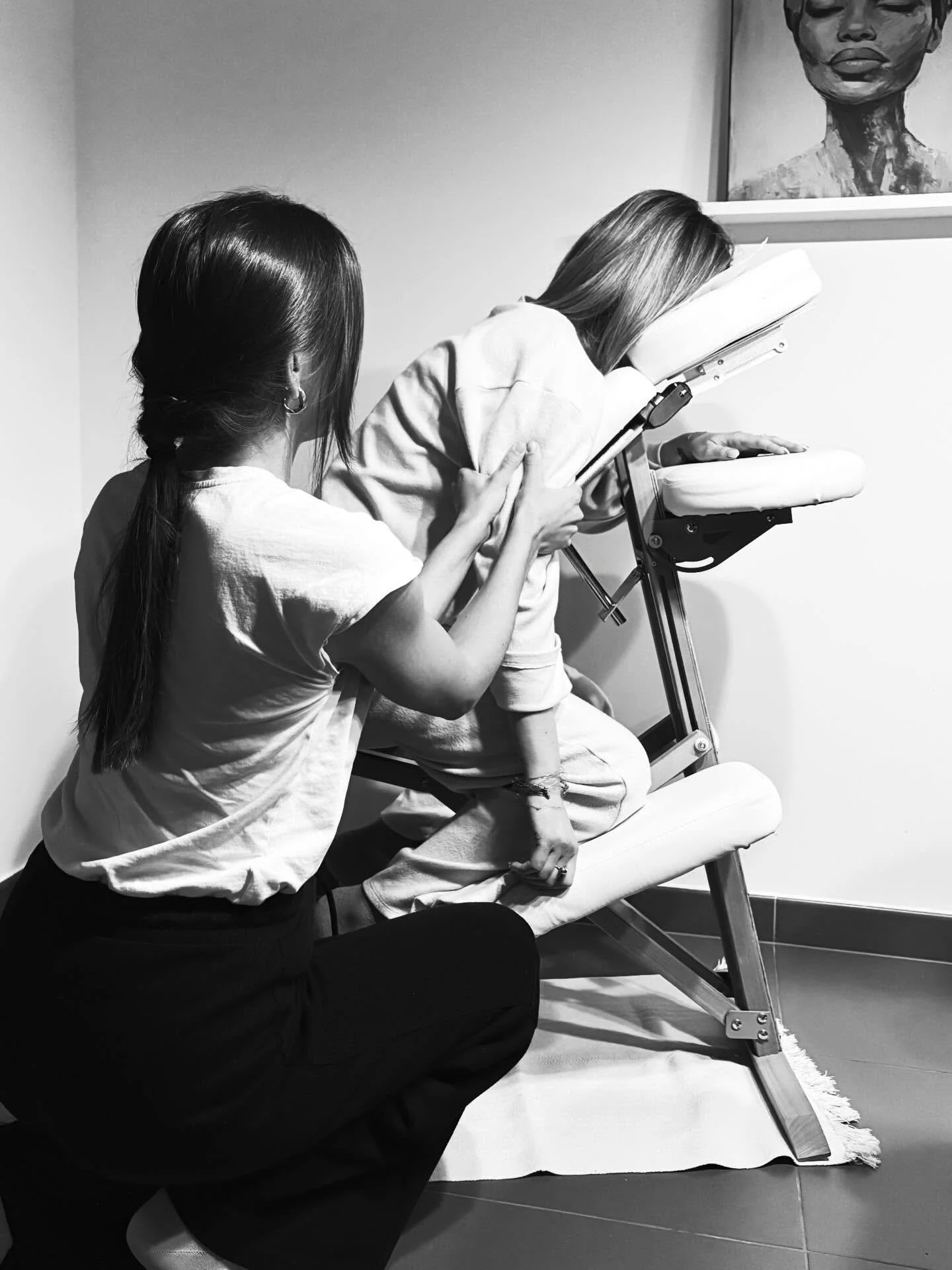 ✨ Le massage Amma assis ✨

Technique de relaxation d&rsquo;origine japonaise, le massage Amma assis se pratique sur une chaise ergonomique, habill&eacute;, entre 15 et 20 minutes. Par des pressions, &eacute;tirements et percussions cibl&eacute;es sur