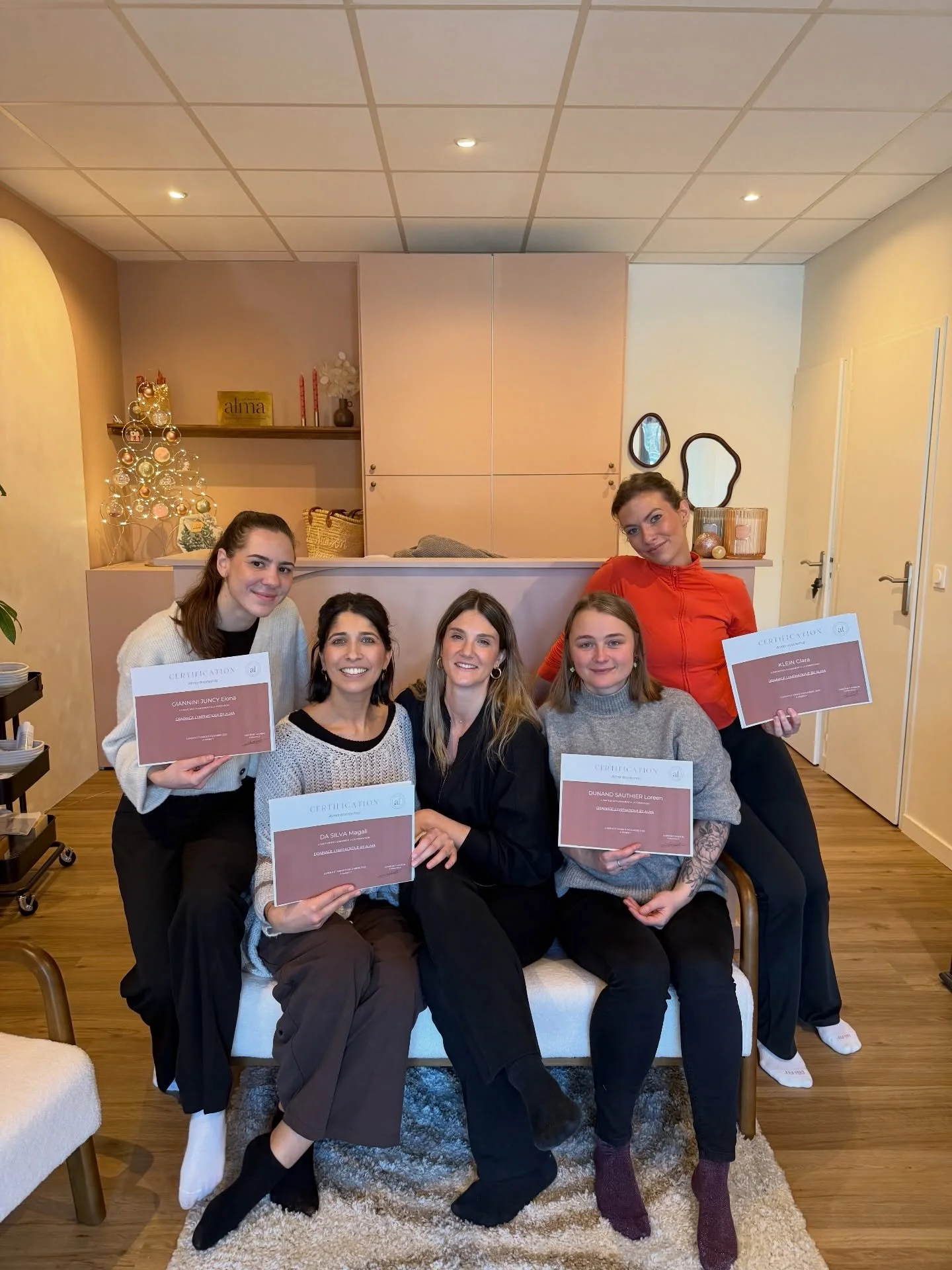 ✨ Elles l&rsquo;ont fait&hellip; et elles brillent d&eacute;j&agrave; ✨

4 femmes incroyables qui repartent avec bien plus que des techniques 💫

Entre drainage lymphatique, remodelage et massage signature, ce sont des comp&eacute;tences concr&egrave