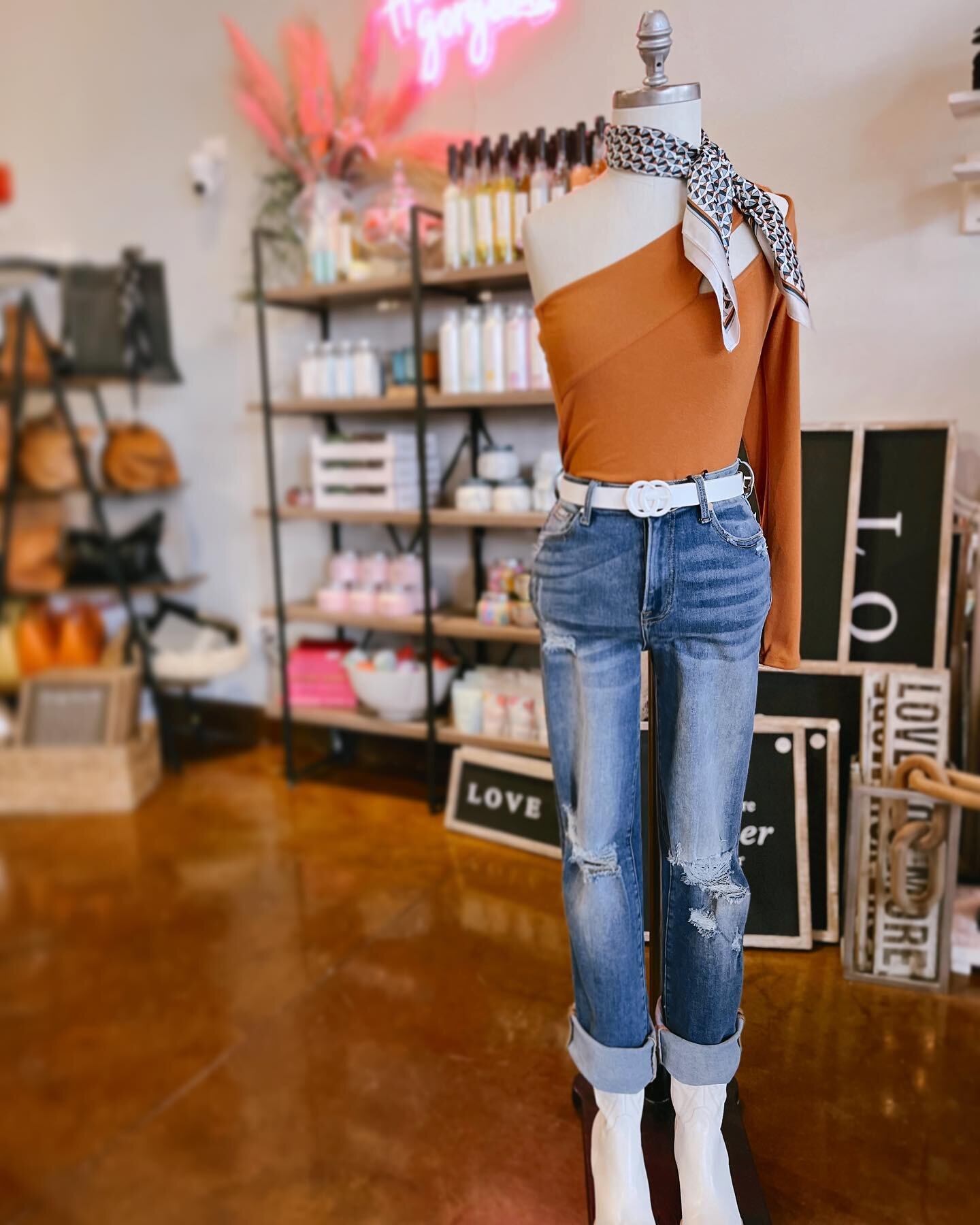 New arrivals in Spring Accessories!  Brighten up your winter wardrobe with a P&bull;O&bull;P of white and a bold ker&bull;chief 💕🥰

#newarrivals #accessories #musthave #springfashion #ibeniboutique #meridianidaho #boise