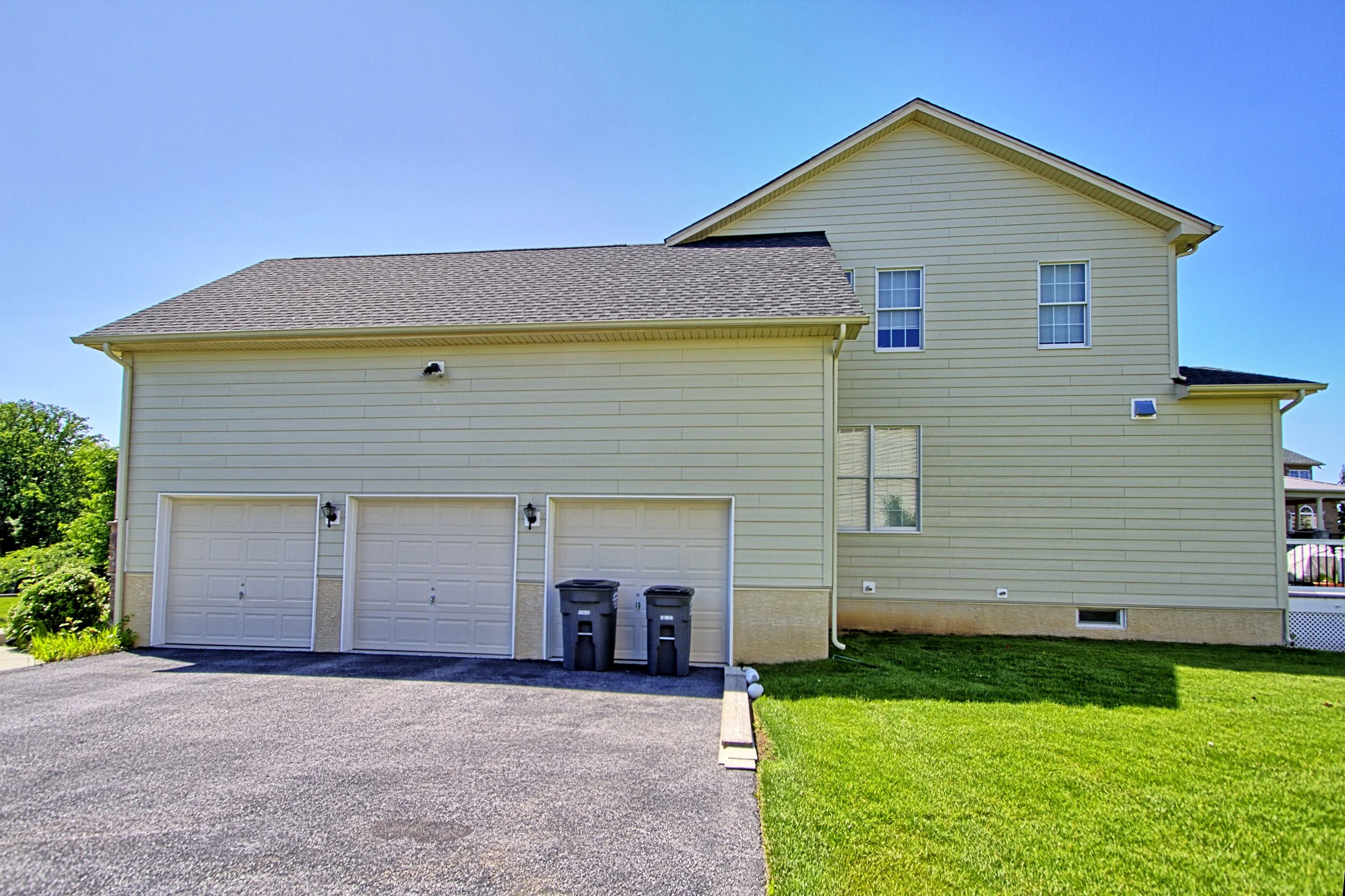 Chen – 18 Evergreen place Chadds Ford - right side and garage.jpg