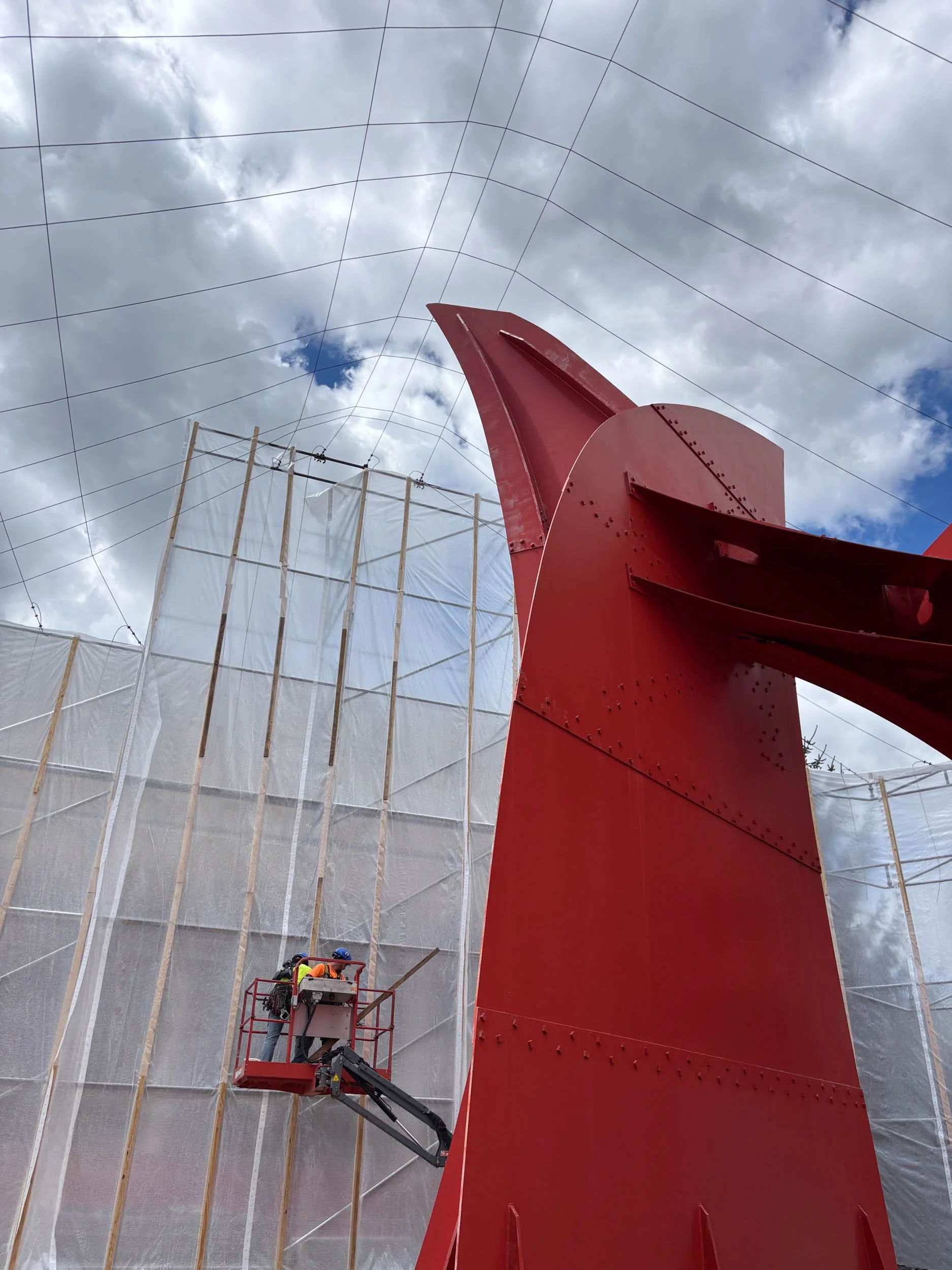 Enclosing containment structure