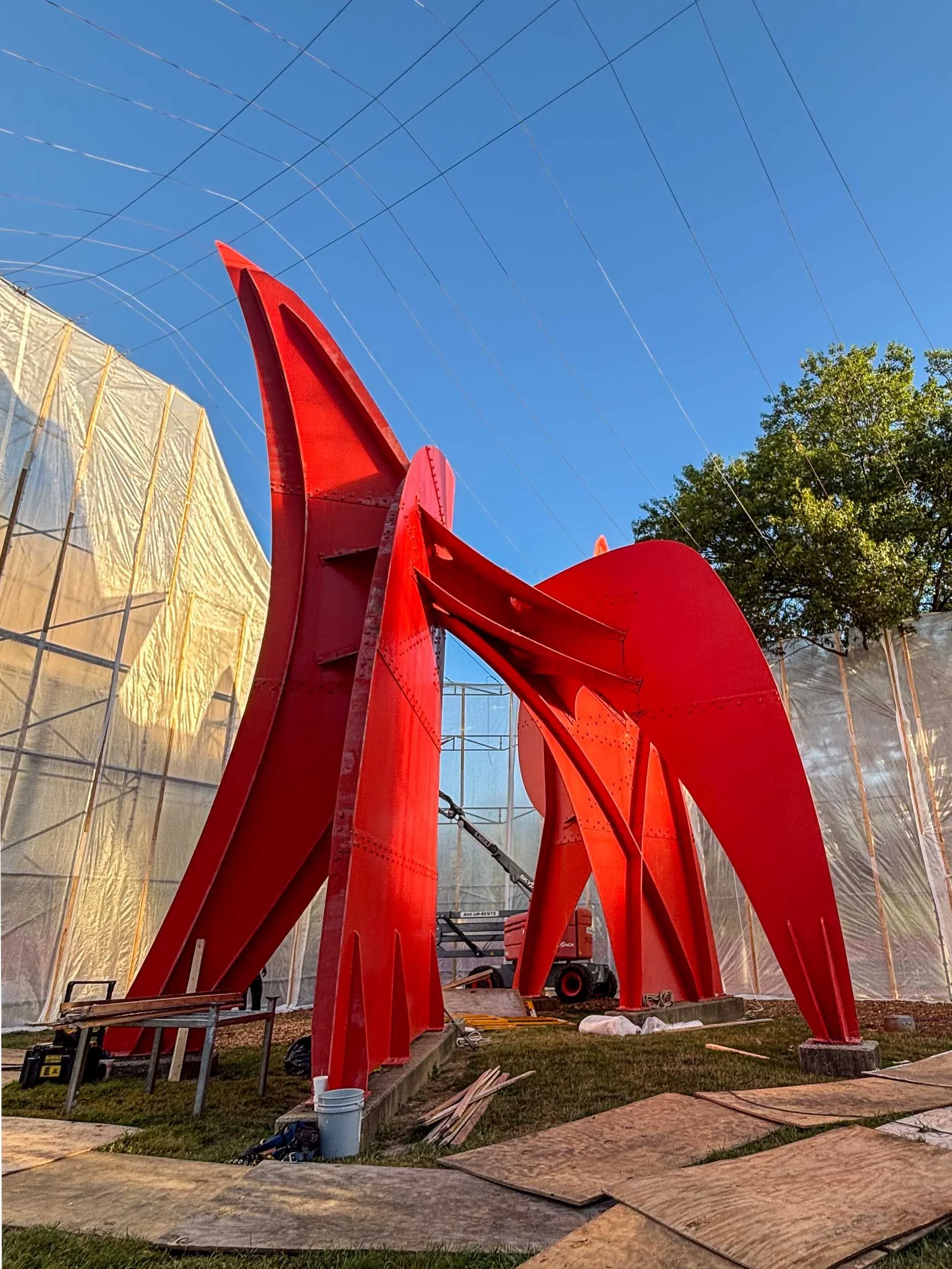 Enclosing containment structure