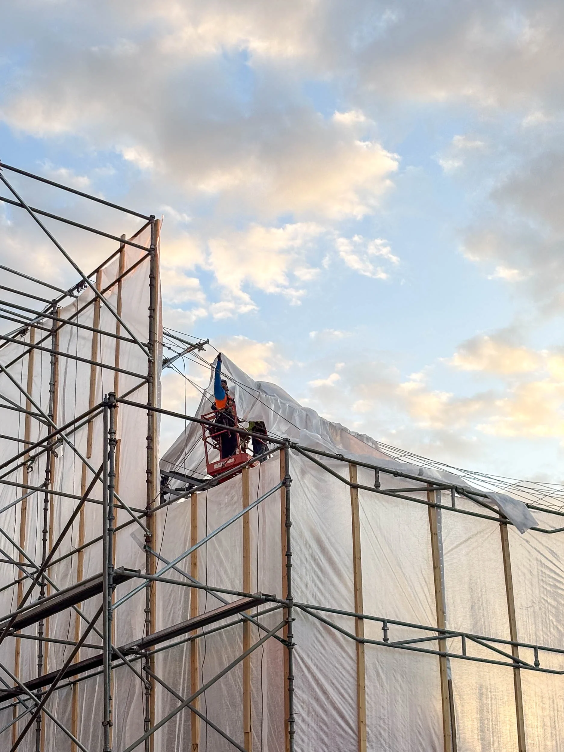 Enclosing containment structure