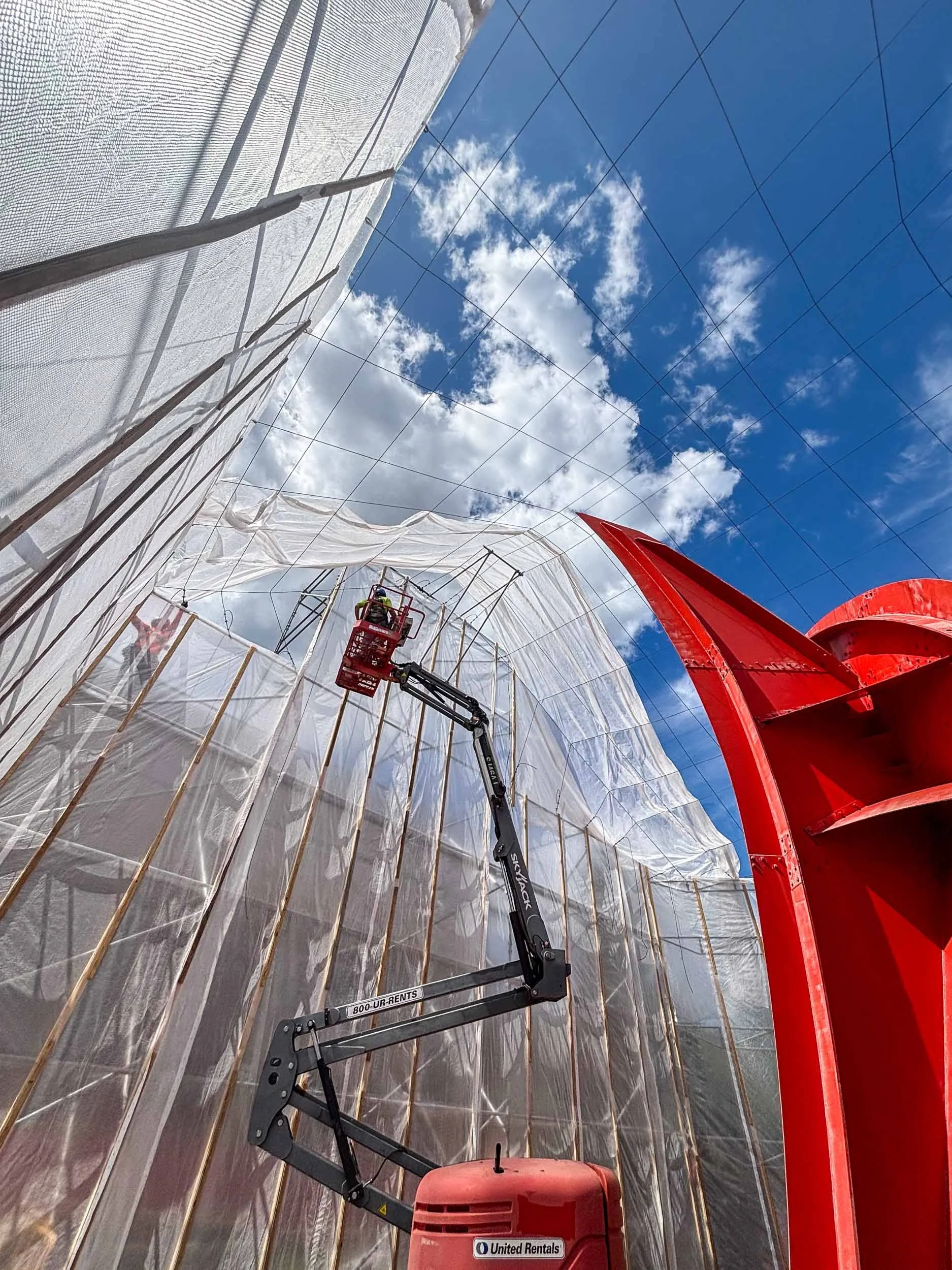 Enclosing containment structure