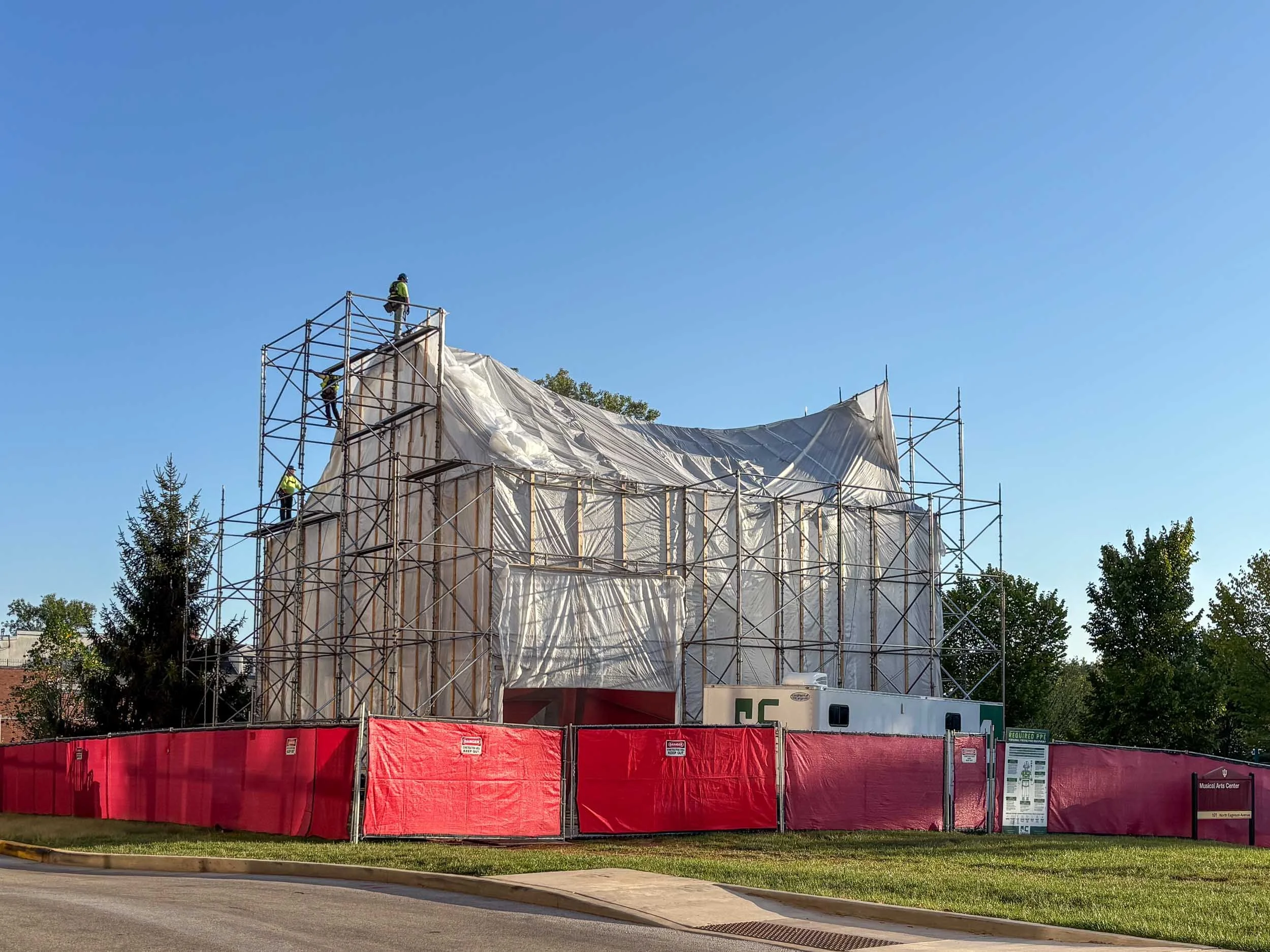 Enclosing containment structure