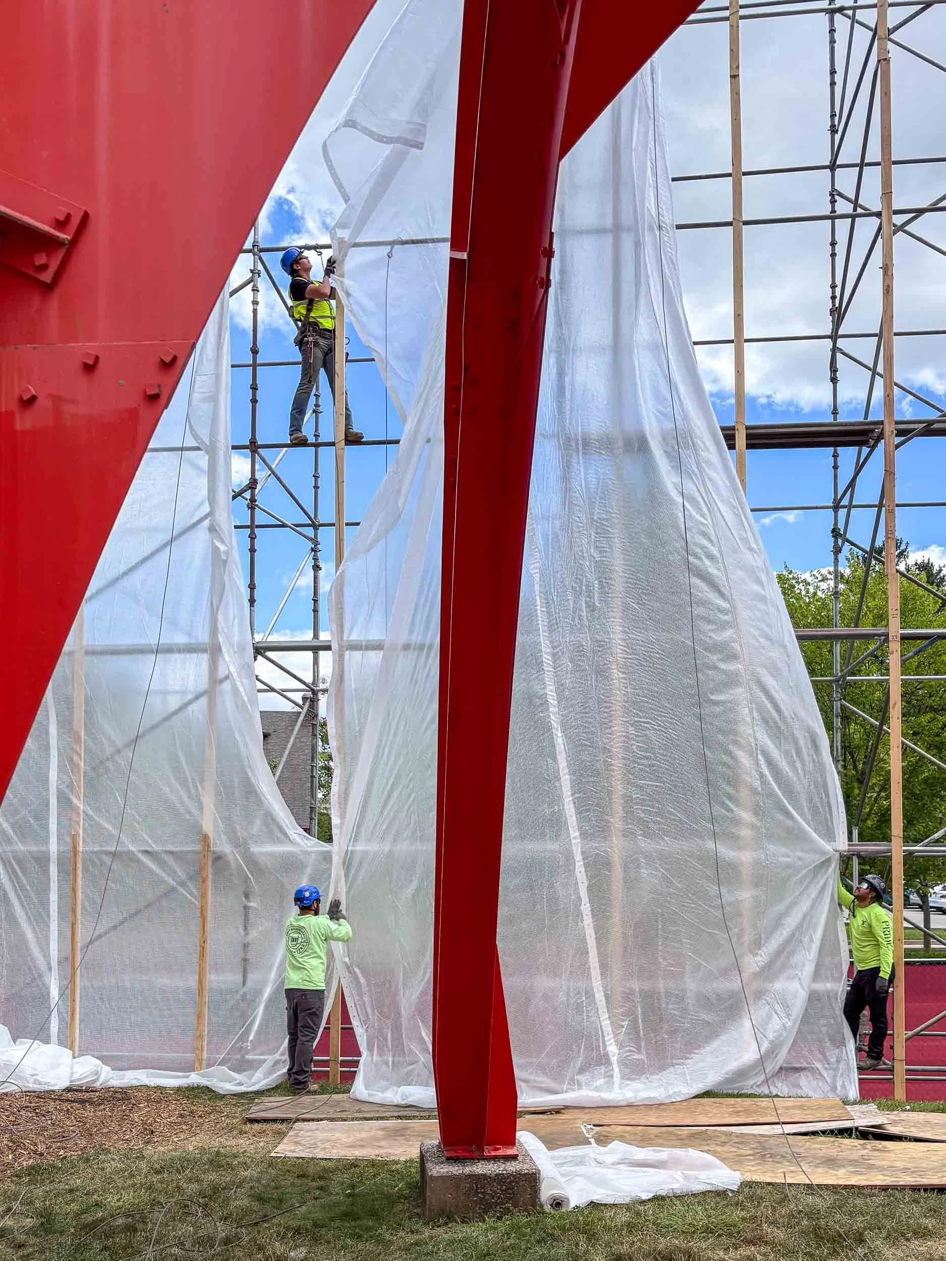 Enclosing containment structure