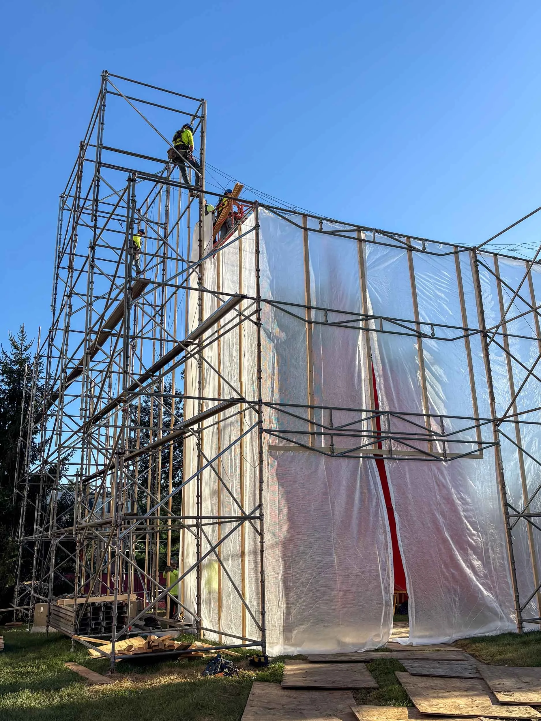 Enclosing containment structure