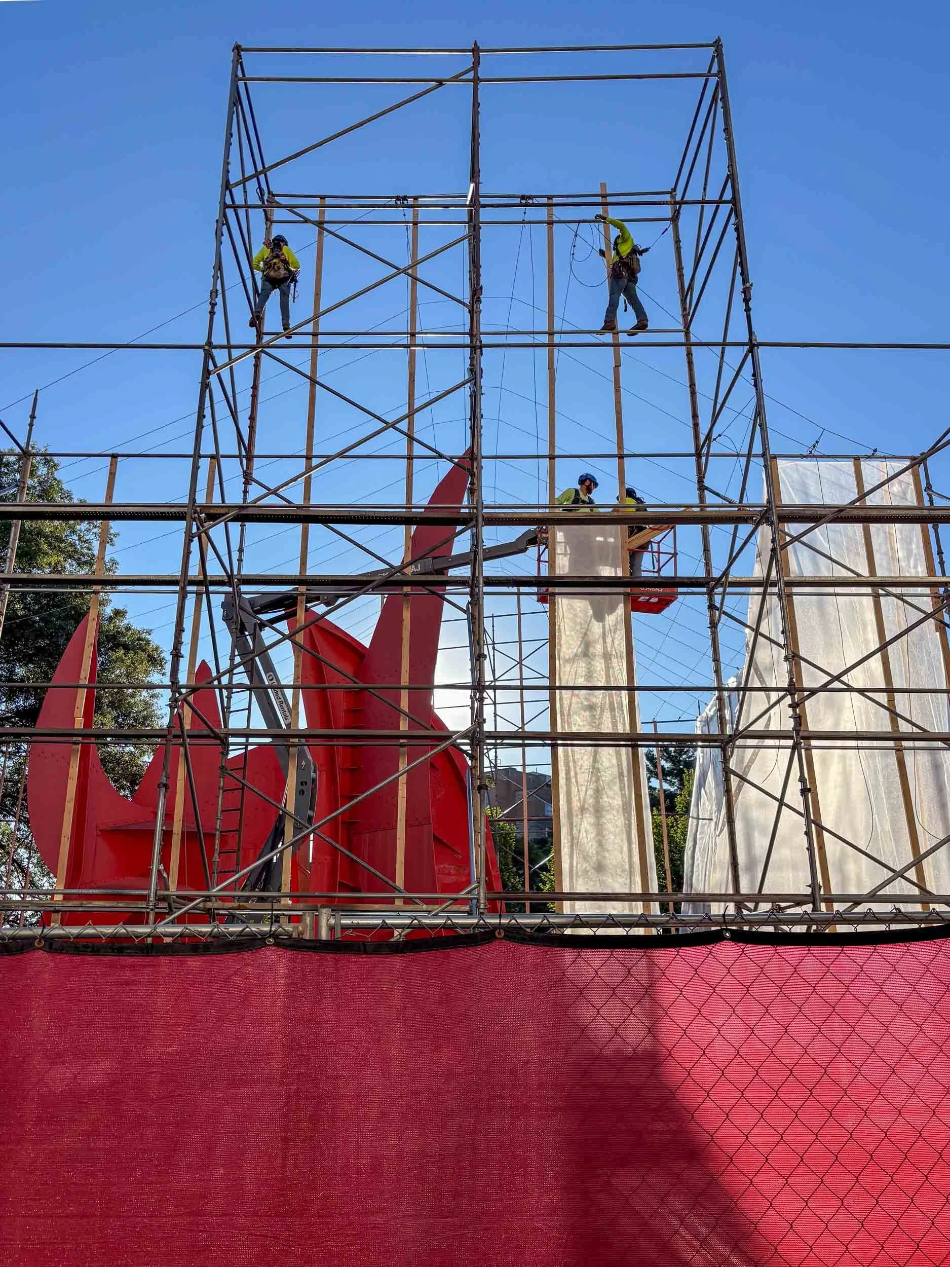 Enclosing containment structure