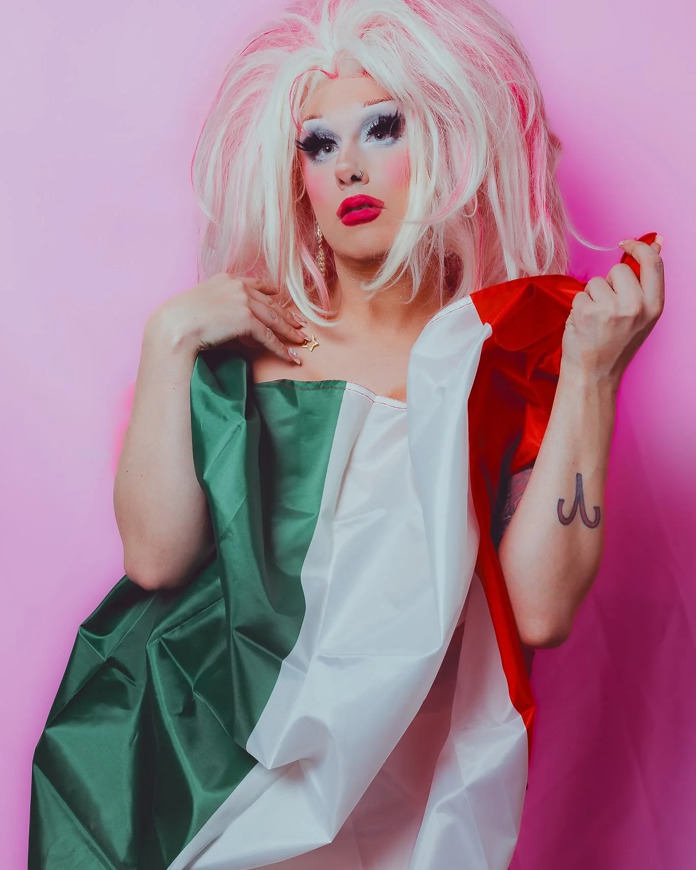 🇮🇹put ur paws up lil meatballs 🇮🇹
Had this silly idea for one last &ldquo;look&rdquo; as spiff was packing up after our last photoshoot lol
📸 @spiffsphotos