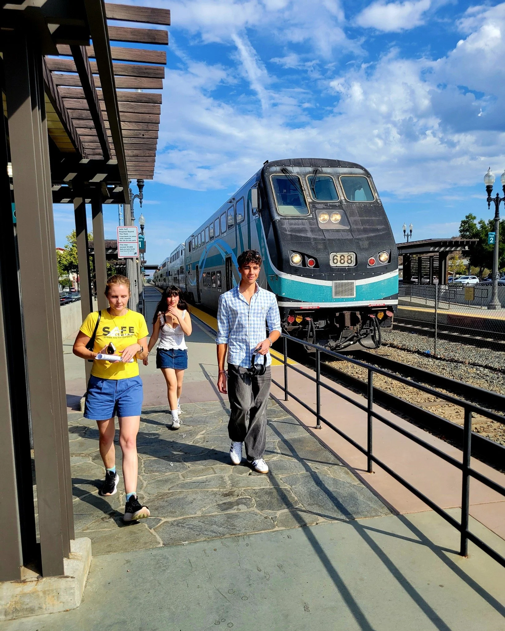 🚆🎬 High school students hit the stations, along with Metrolink and SAFE staff, for the Safe Around Trains Challenge, filming powerful PSAs on rail safety at real train locations.
⚠️ Students are working under highly supervised conditions with the