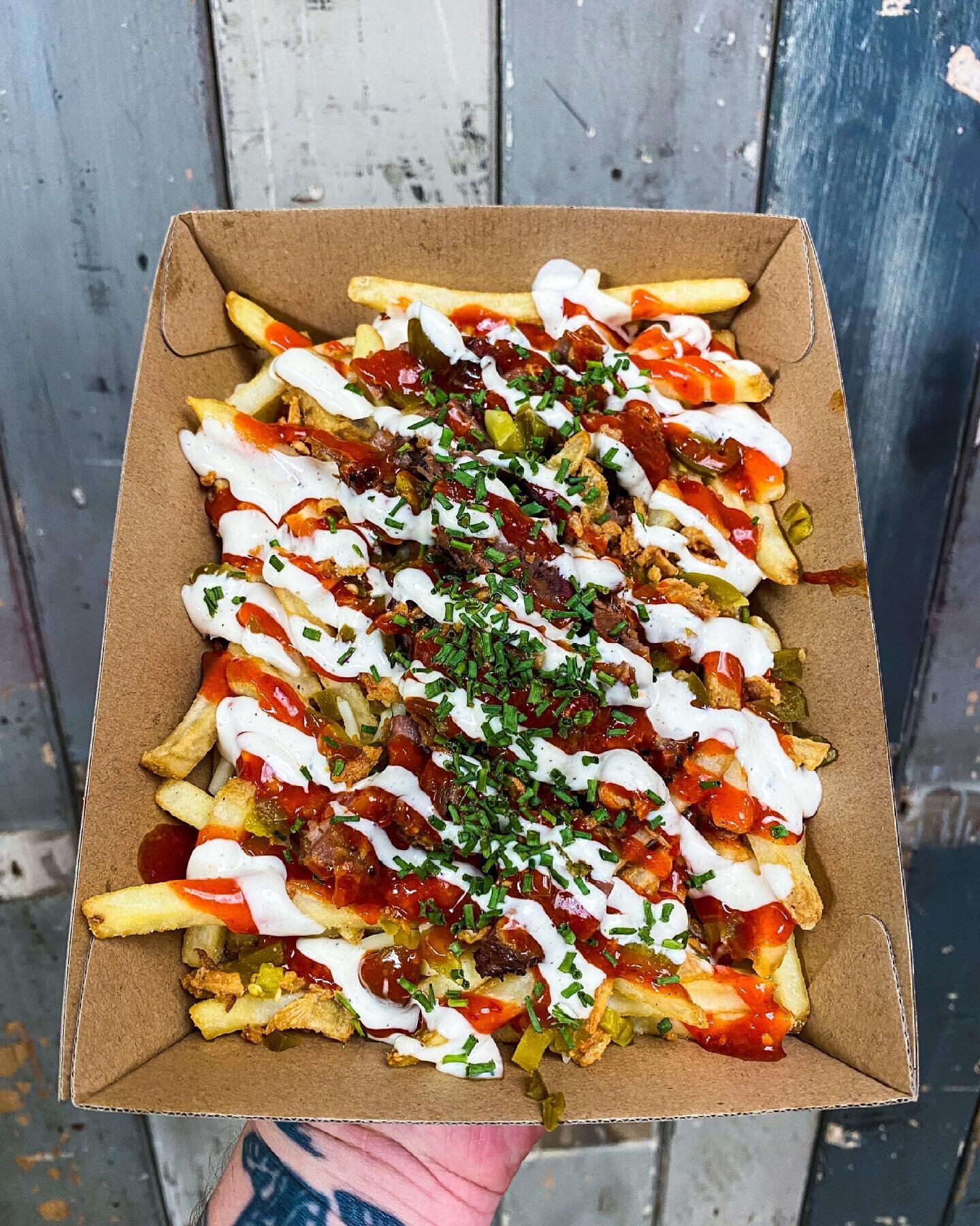 Fries Thursday 🙌🏻 Perfectly seasoned fries covered in our signature low and slow meat, smothered in our house made sauces and whatever toppings you&rsquo;d like. Eat in, take it to the park or get it delivered to your door! 

We got you covered!