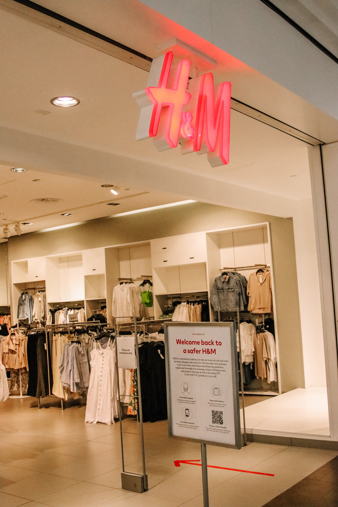 H&M — Warwick Mall