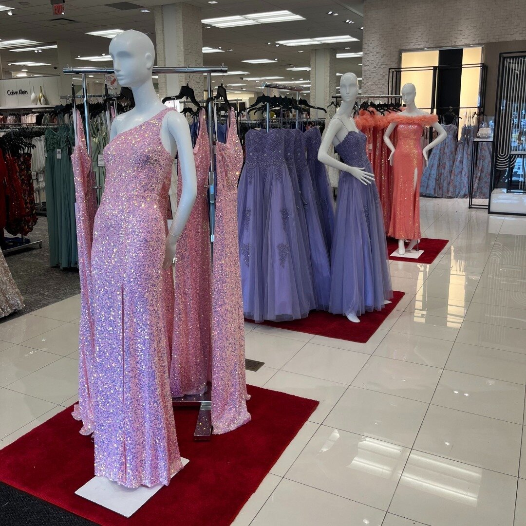 🎉✨ Ready for some @macys prom perfection? Stop by @macys_warwick this Saturday, March 16th, from 2pm to 4pm for an exclusive peek at their stunning prom dress selection! 

🌟 Located in the dress department at the east entrance, you'll find the dres
