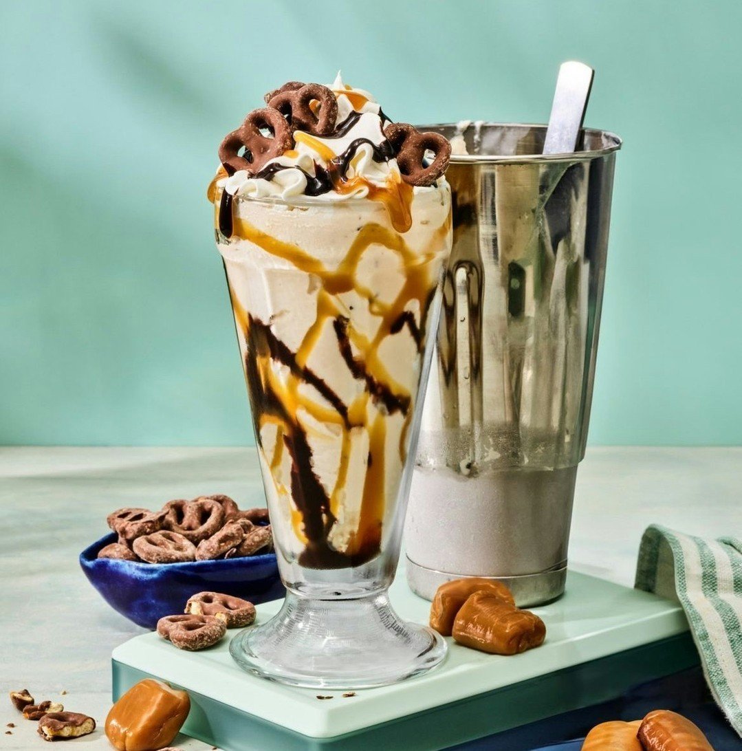 Introducing the latest temptation at @redrobinburgers : the chocolate covered pretzel milkshake! 🍫🥨

It's the perfect blend of sweet and salty flavors that'll have your taste buds dancing. 💃 🕺 
Don't miss out on this frozen and fun delight! Swing